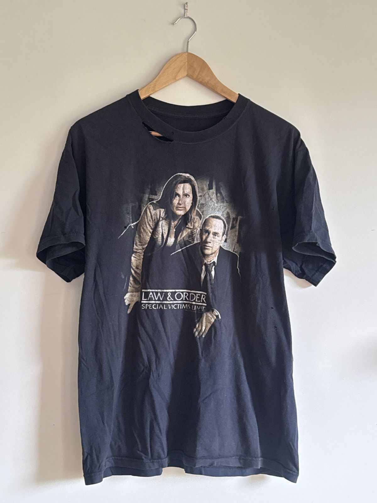 Vintage Vintage Law & Order T-shirt Size US L / EU 52-54 / 3 - 1 Thumbnail