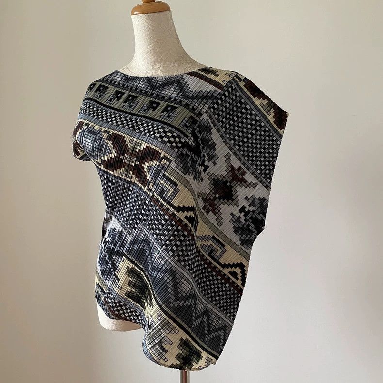 Issey Miyake Issey Miyake An irregular coat with ethnic patterns Size L / US 10 / IT 46 - 3 Thumbnail