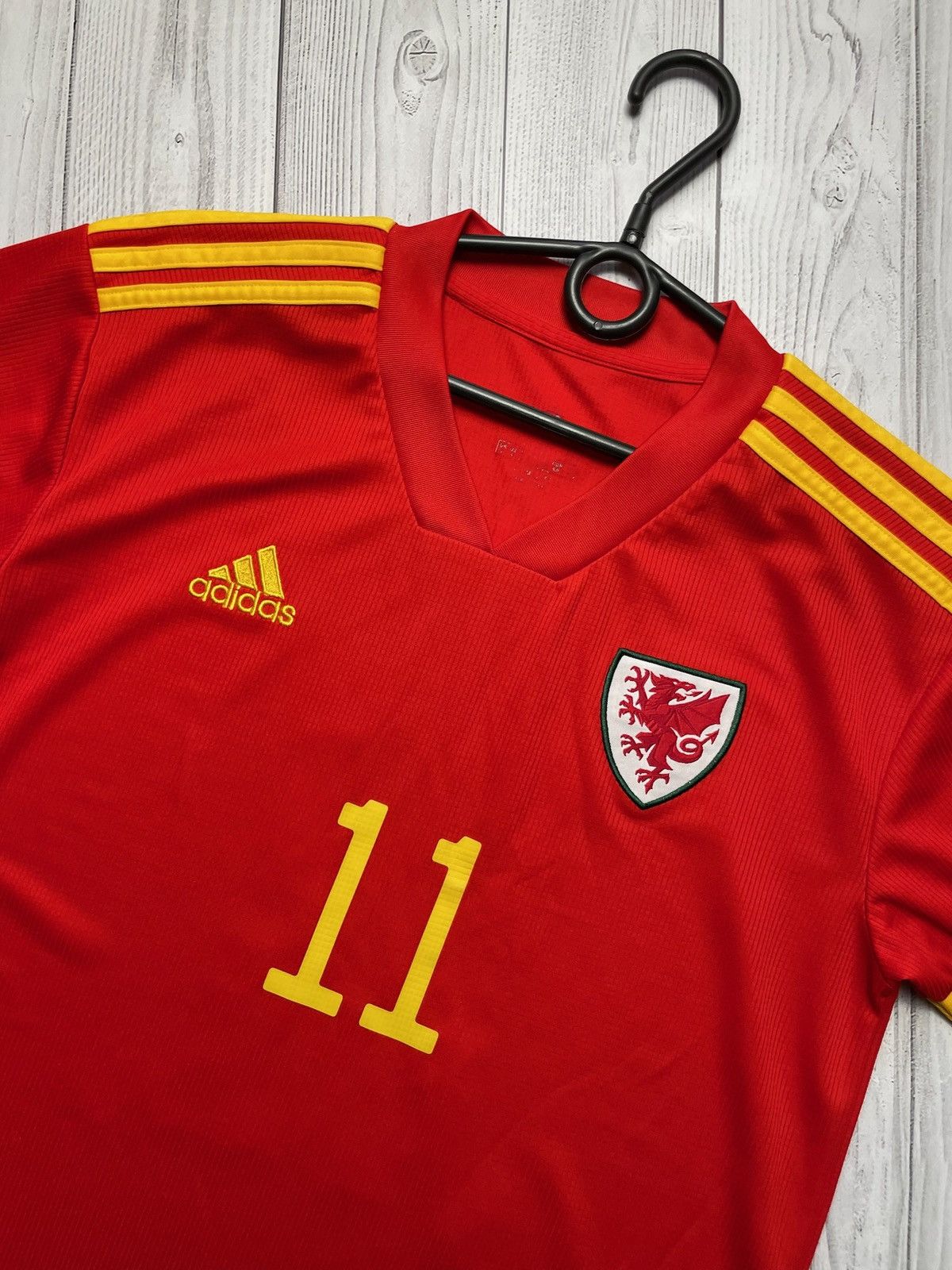 Adidas × Vintage Vintage adidas Wales 11 Bale soccer jersey size S Size US S / EU 44-46 / 1 - 3 Thumbnail
