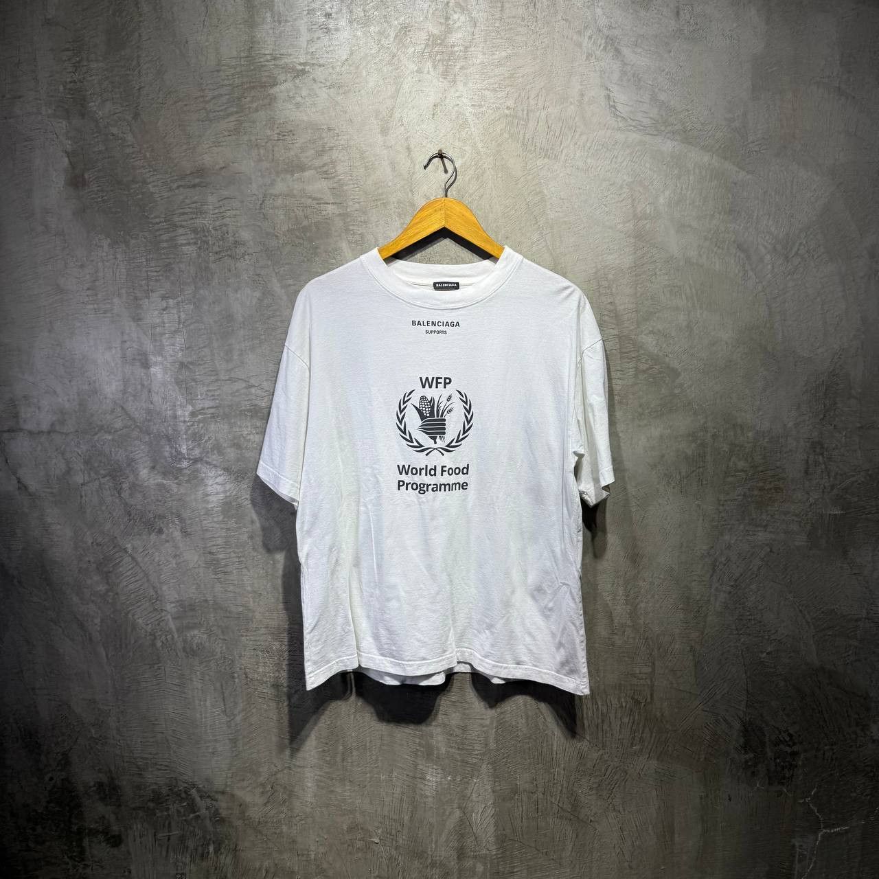Balenciaga Balenciaga World Food Programme Tee Size US L / EU 52-54 / 3 - 1 Thumbnail