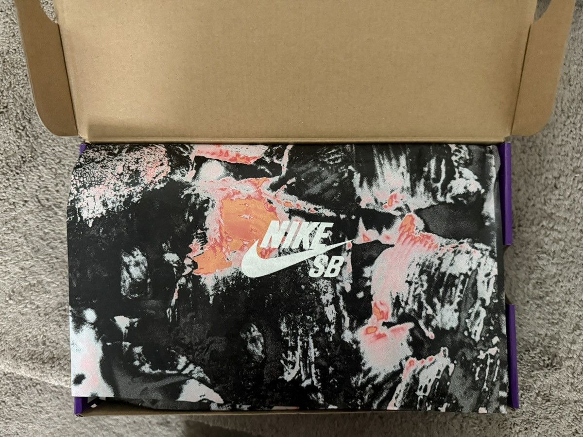 Nike Nike SB Dunk low Krampus Size 8.5M /10W Size US 8.5 / EU 41-42 - 6 Thumbnail