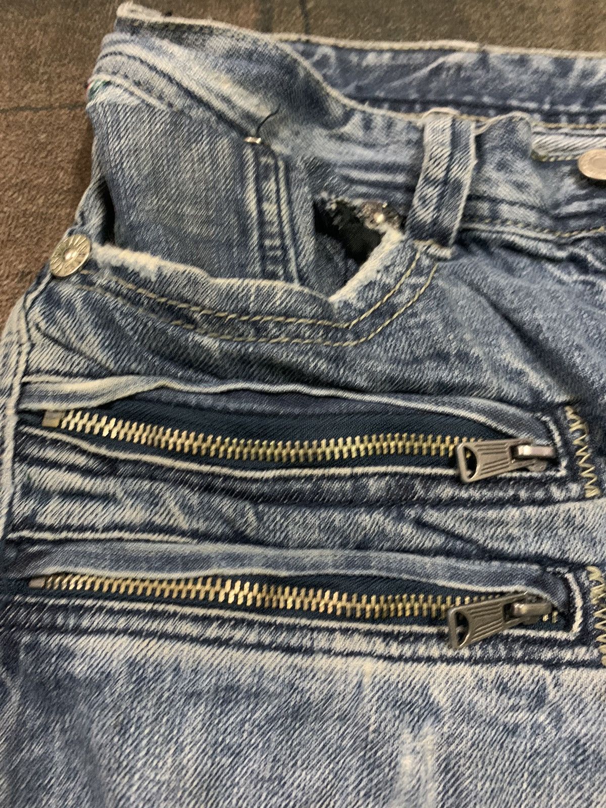 Japanese Brand DISTRESSED PUNK SLIM JEANS LOT OF BUTTON BY TAKESHY KUROSAWA Size US 31 - 11 Thumbnail
