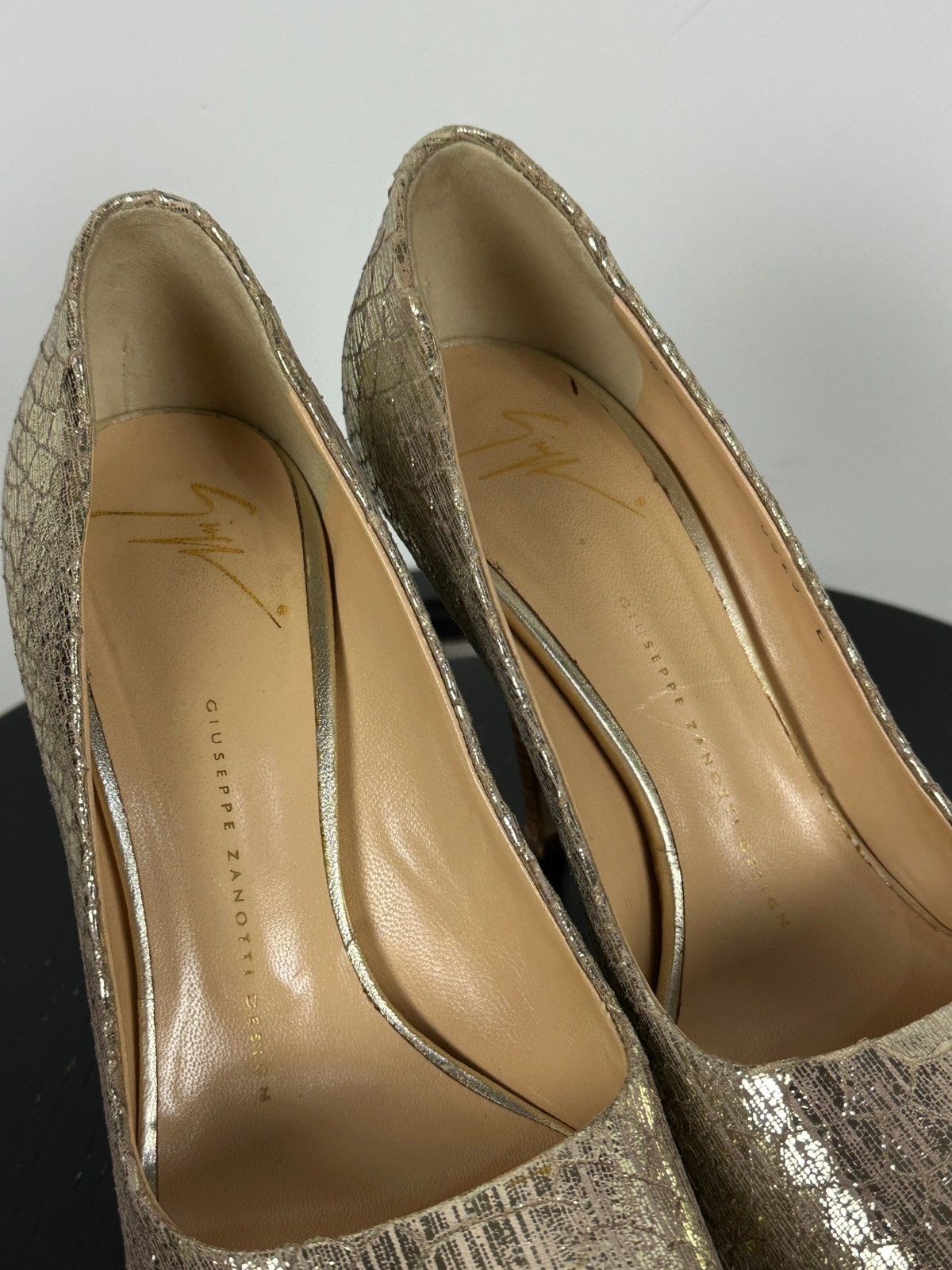 Giuseppe Zanotti Giuseppe Zanotti Gold Metallic Python Embossed Leather Pumps Size US 8 / IT 38 - 22 Thumbnail
