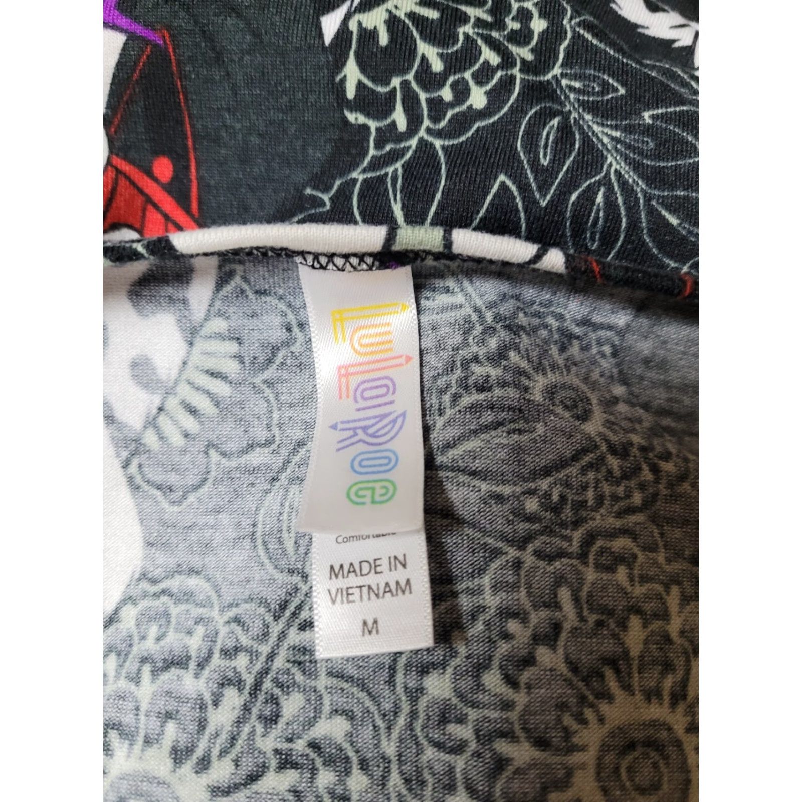 Vintage LuLaRoe Disney Cruella De Vil Tunic Shirt Women Medium Black Round Neck Short Sleeve Pattern Cruella Deville - Shirt Size M / US 6-8 / IT 42-44 - 4 Thumbnail
