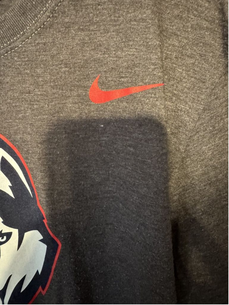 Nike UConn Huskies Nike Short Sleeve Tee Men's L Gray Size US L / EU 52-54 / 3 - 6 Thumbnail