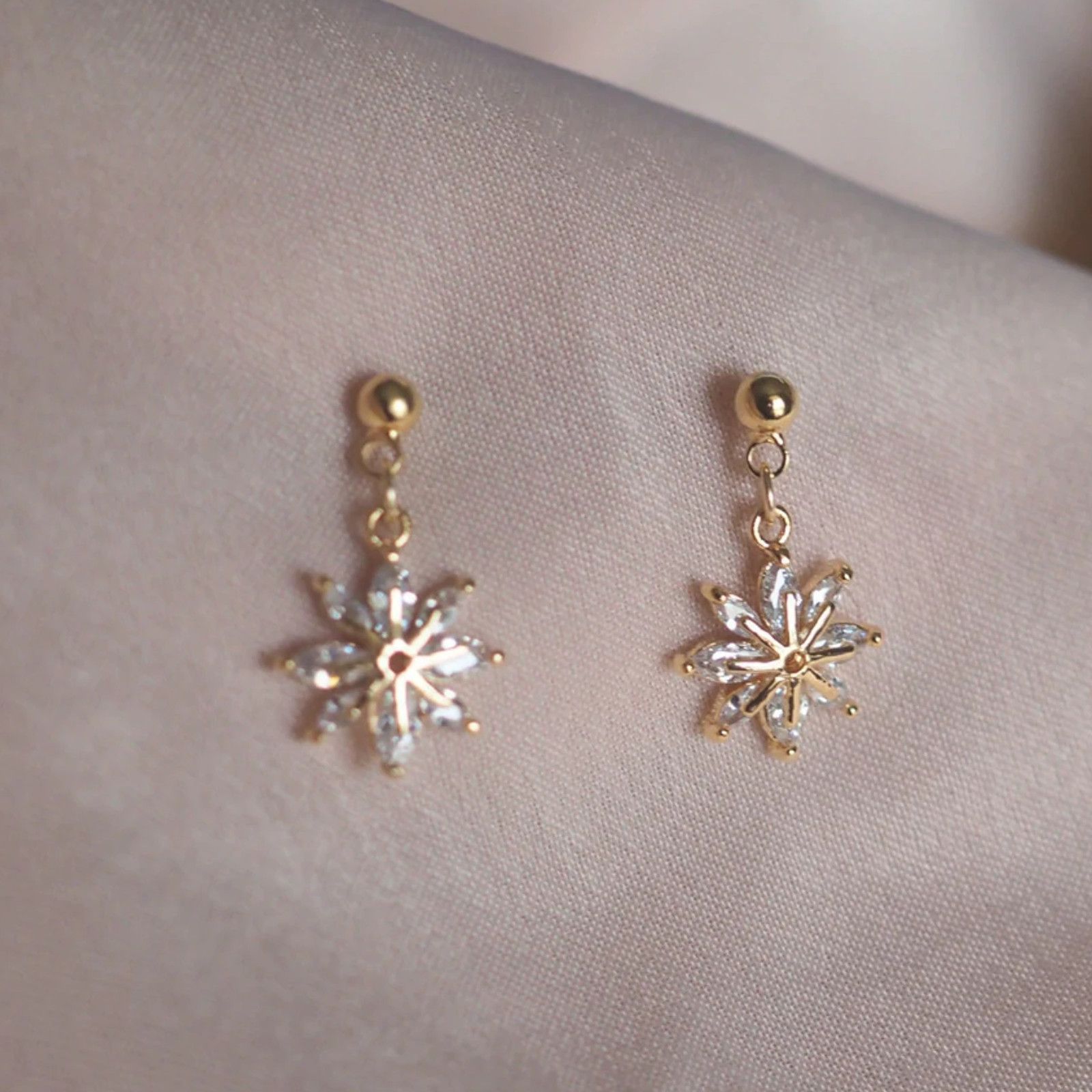 & Other Stories Skylier Shiny Star Crystal Gold Earrings Size ONE SIZE - 7 Thumbnail