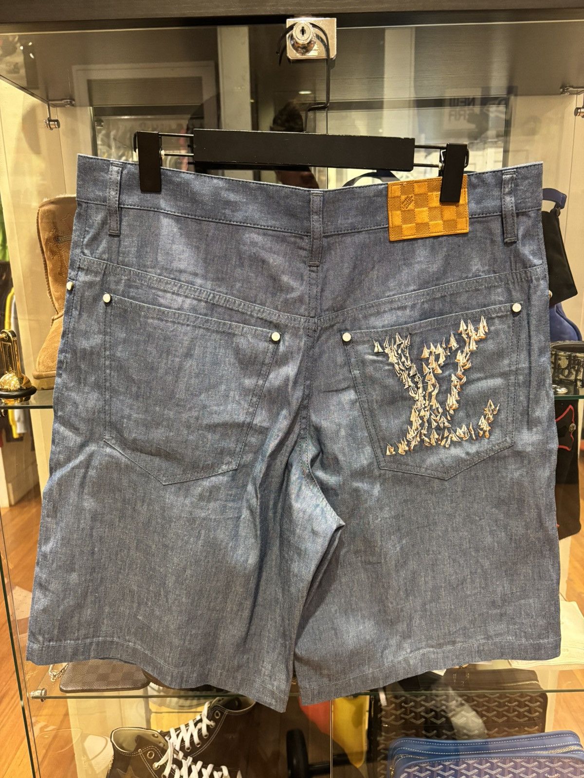 Louis Vuitton Louis Vuitton Chambray Embroidered Shorts Size US 34 / EU 50 - 2 Thumbnail