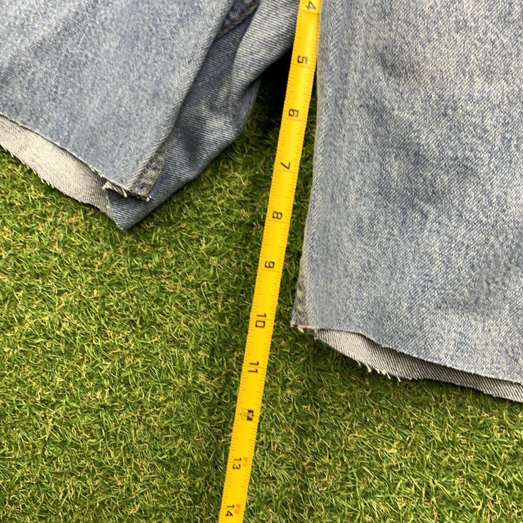 Levi's VINTAGE Levi's 550 Jean Shorts Womens 14 Relaxed Fit Bermuda Y2K Blue Light Cut Off 90s Grunge Size 36" / US 14 / IT 50 - 7 Thumbnail