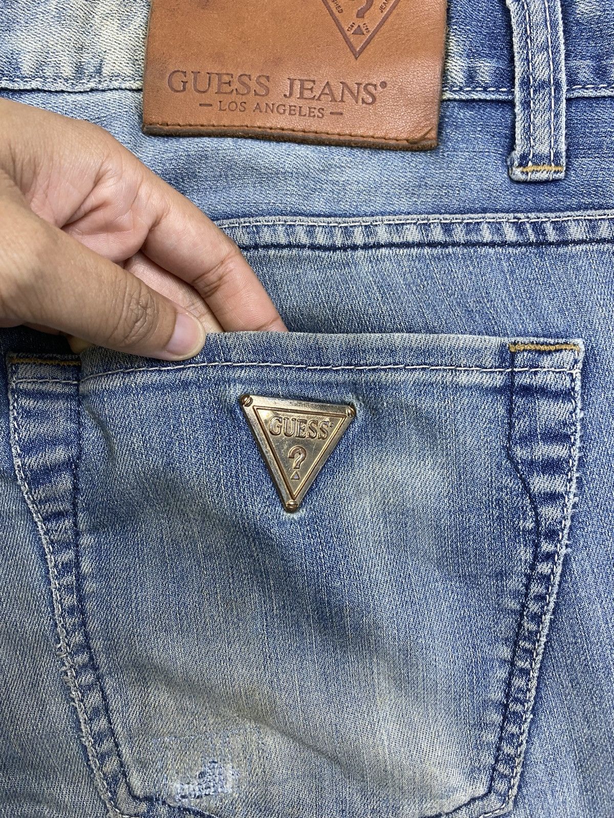 Guess × Vintage Vintage Guess Los Angeles Metal Logo Denim Jeans Size US 31 - 13 Thumbnail