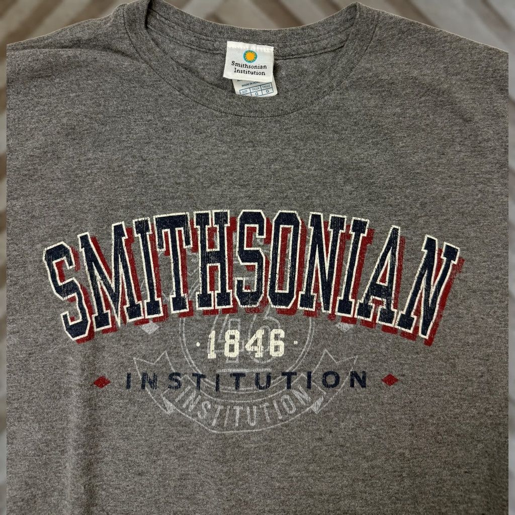 Etro Smithsonian Shirt Adult Large Gray Logo 1846 Retro T-Shirt Men’s Regular Fit Knit Cotton Polyester Short Sleeve Crew Neck 2000s Museum Washington DC Size US L / EU 52-54 / 3 - 1 Thumbnail