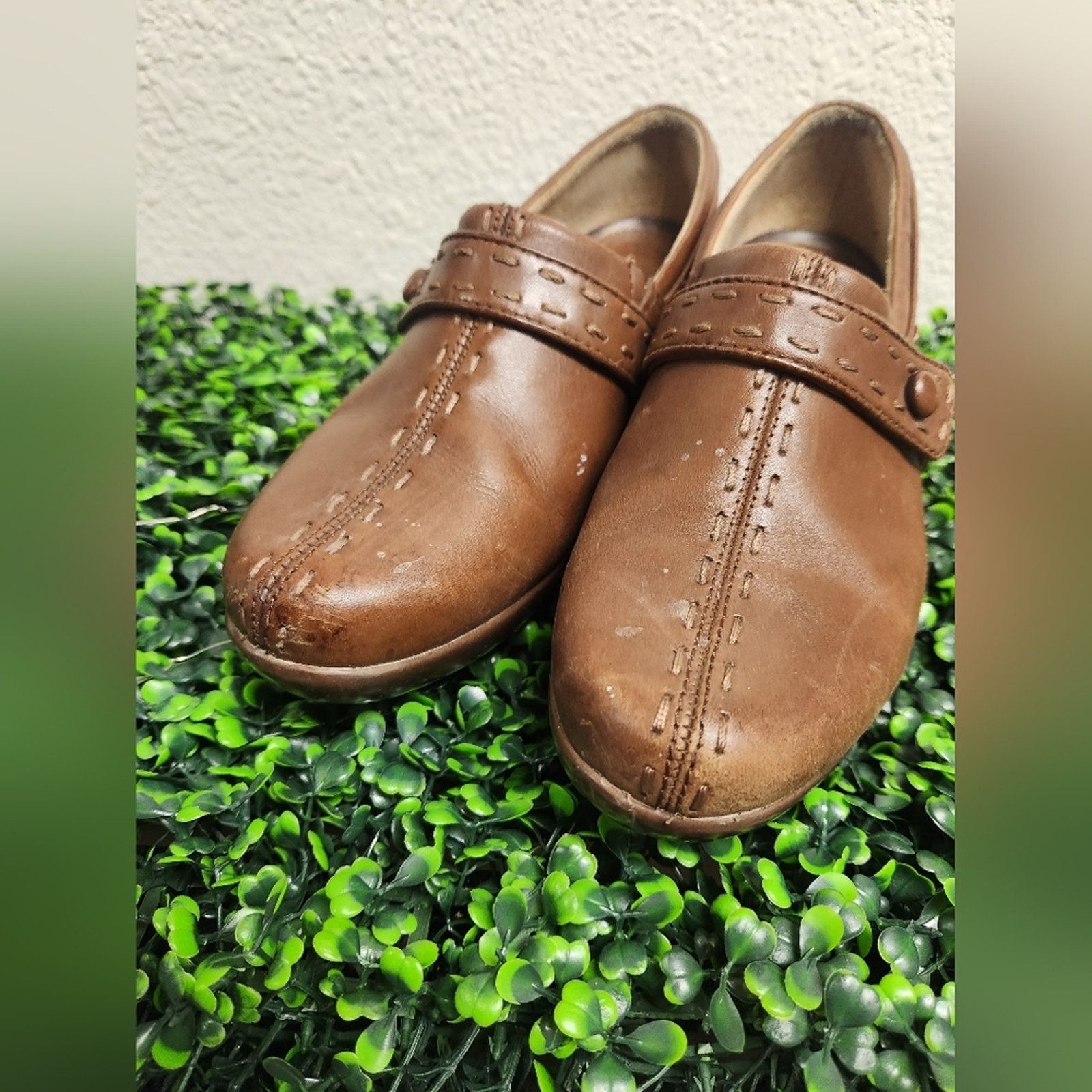 Ariat Ariat‎ Women’s Chestnut Leather slip on clog shoe in size 8B Size US 8 / IT 38 - 2 Thumbnail