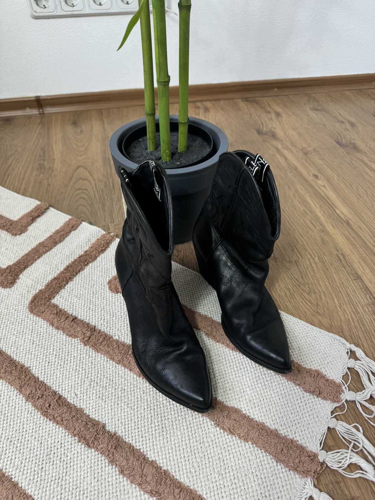 Cowboy Equipment VINTAGE ELENA IACHI LEATHER COWBOY WMNS BOOTS Size US 8 / IT 38 - 6 Thumbnail