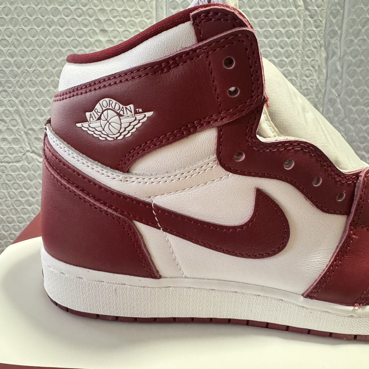 Jordan Brand Nike Air Jordan 1 Retro High OG GS White/Team Red Size 6.5 Y Size US 6.5 / EU 39-40 - 3 Thumbnail