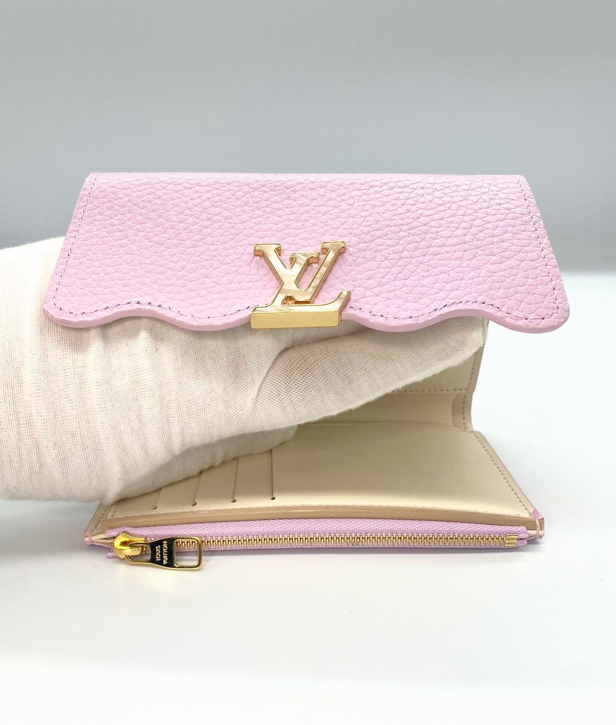 Louis Vuitton Louis Vuitton Portefeuille Capucines Compact Trifold Wallet Size ONE SIZE - 8 Thumbnail