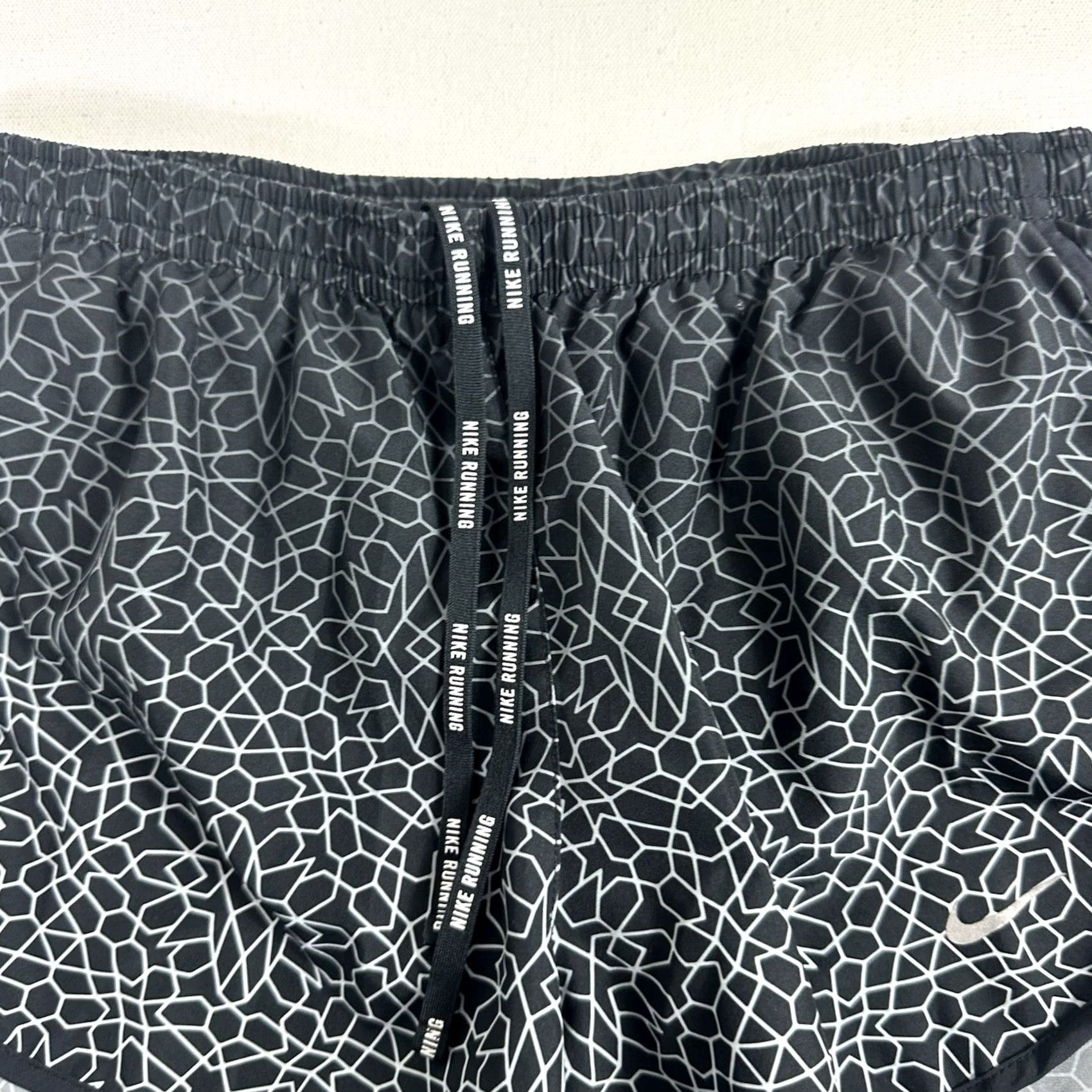 Nike Nike Womens Starglass Print Athletic Shorts Black Size Small Size 28" / US 6 / IT 42 - 4 Thumbnail