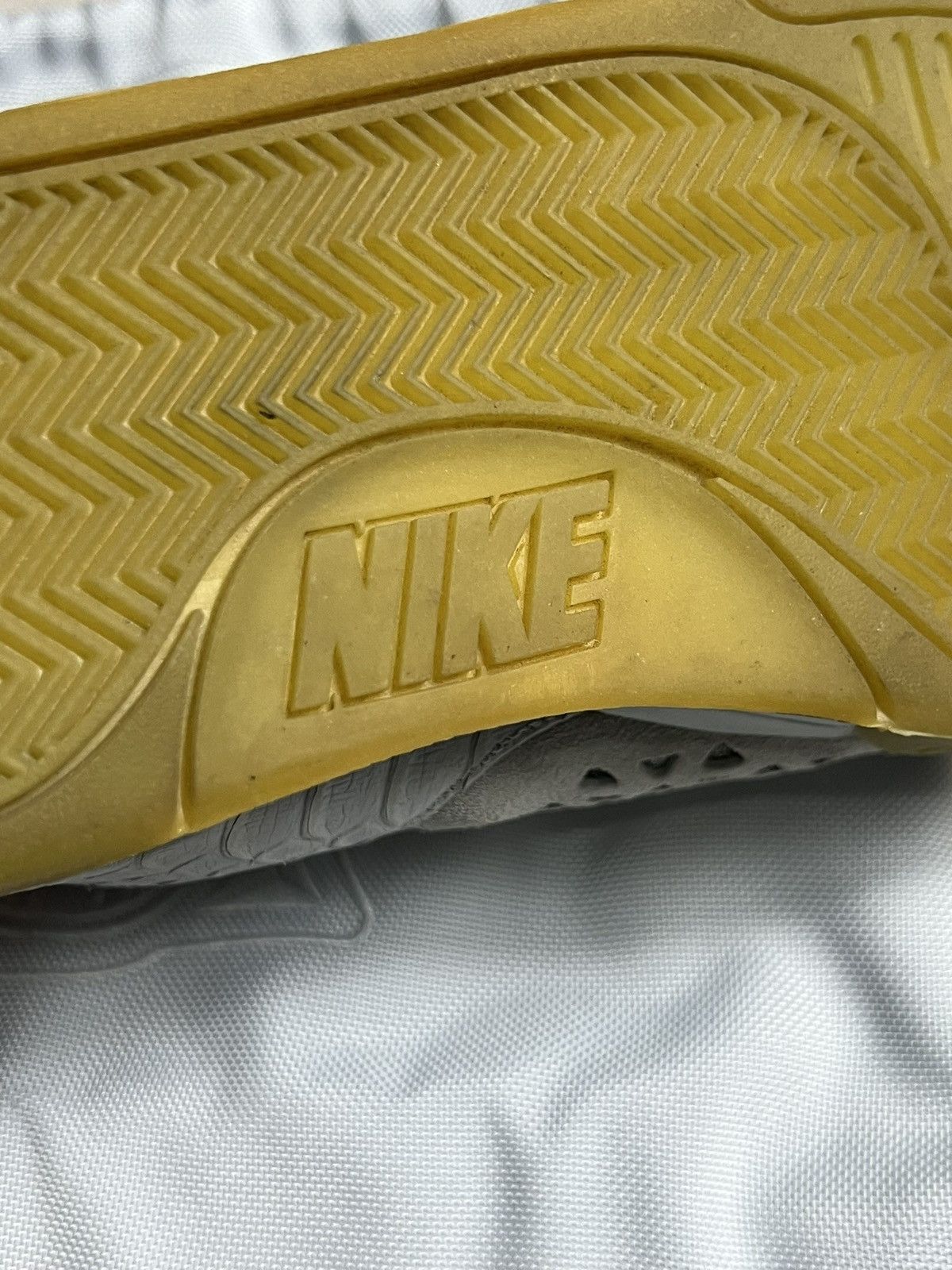 Nike Nike Air Yeezy 2 Pure Platinum Sneaker size 10 Size US 10 / EU 43 - 14 Thumbnail