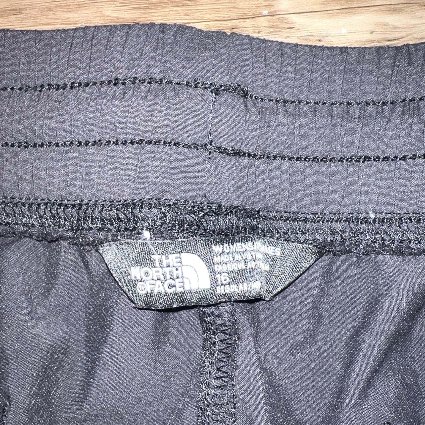 The North Face The North Face Pants Womens Black Nylon 32” Inseam 16 16 Women Chino Regular Size 16 Size 38" / US 16 / IT 52 - 5 Thumbnail