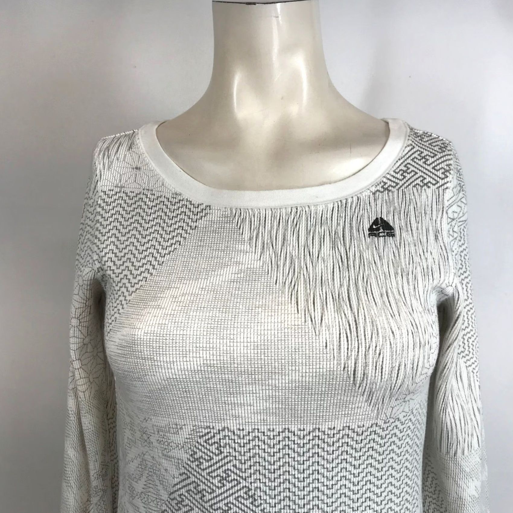 Nike ACG VINTAGE Nike ACG Shirt Womens M White Vtg Y2K Women Geometric Pattern Long Sleeve thermal Size M / US 6-8 / IT 42-44 - 2 Thumbnail