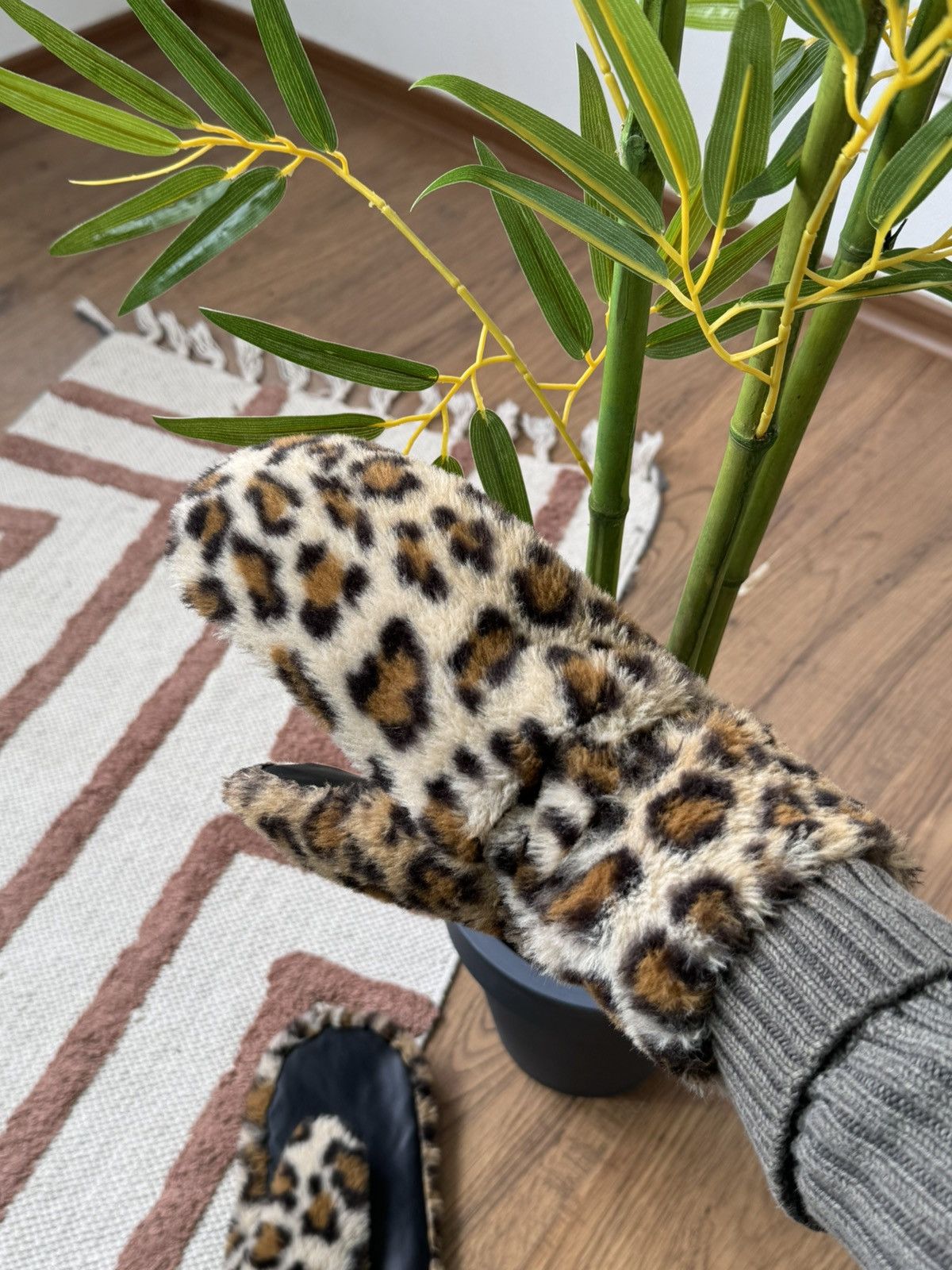 Other VINTAGE FUR SOFT FLUFFY MOHAIR LEOPARD GLOVES Size ONE SIZE - 6 Thumbnail