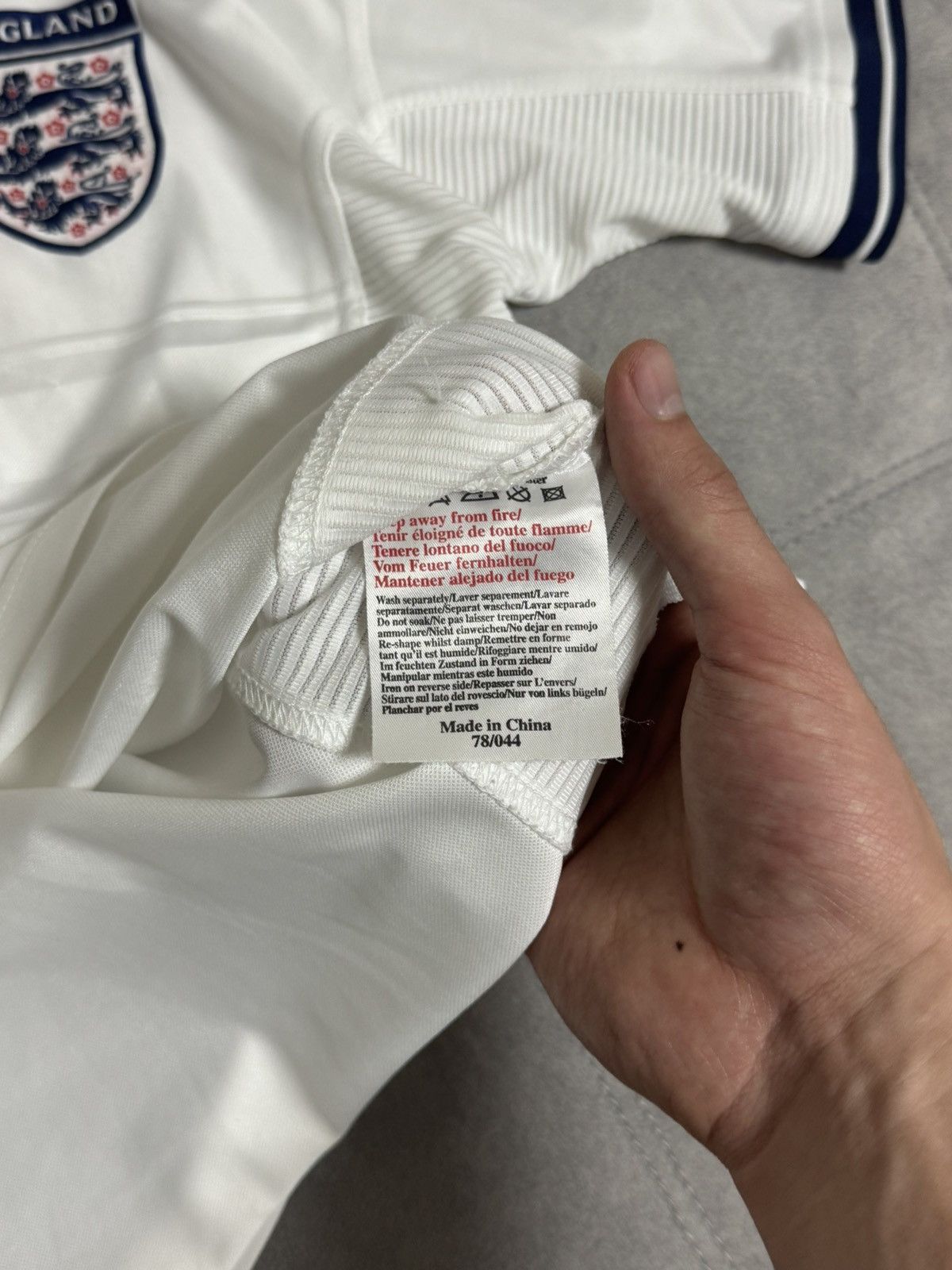 Umbro Vintage Umbro England 00/01 Y2K soccer jersey retro t-shirt Size US M / EU 48-50 / 2 - 12 Thumbnail