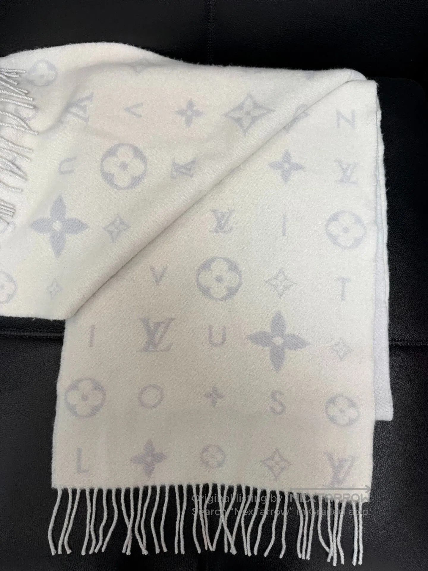 Louis Vuitton LV Small Logo Cashmere Scarf. Size ONE SIZE - 2 Thumbnail