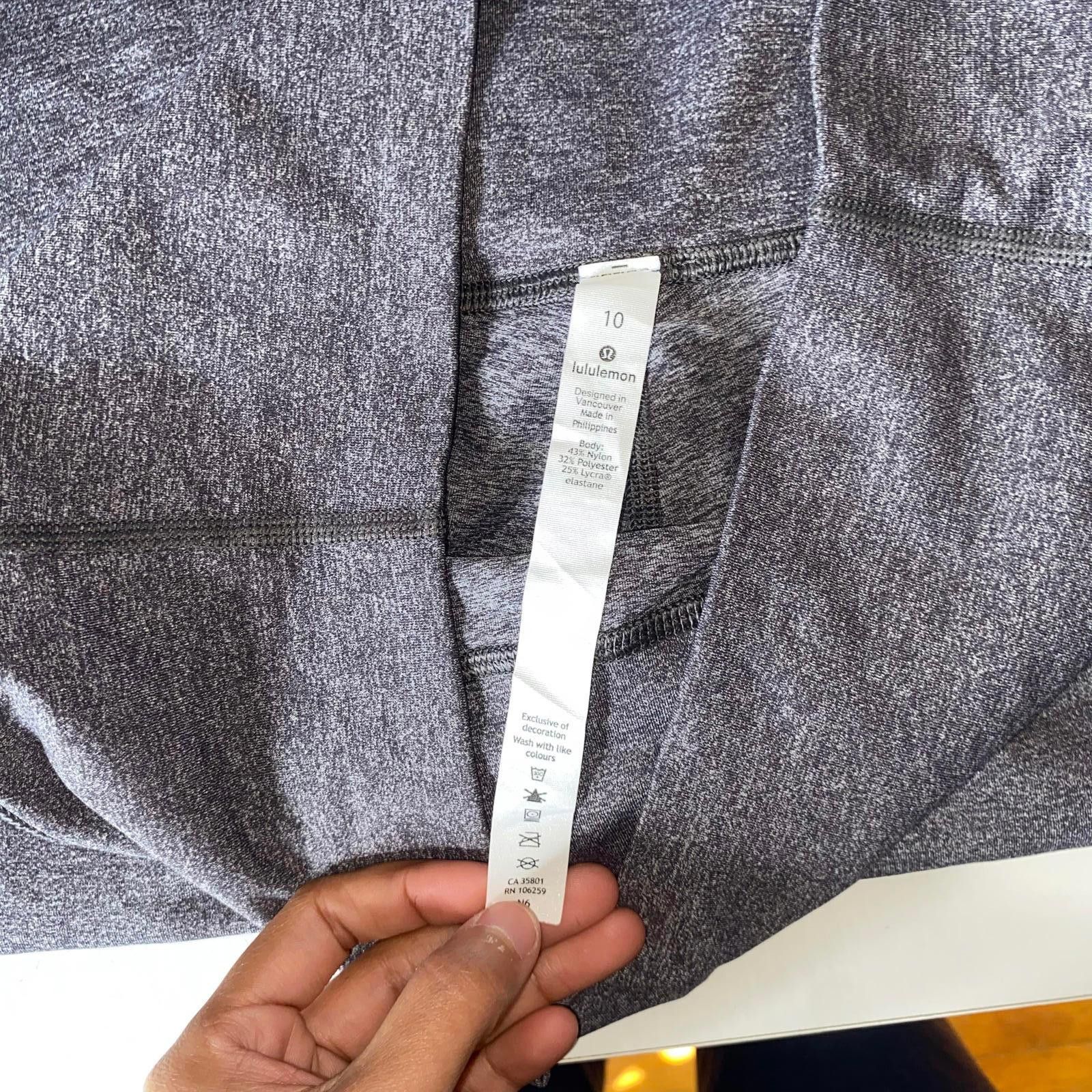 Lululemon Lululemon Grey Highwaisted crop leggings 10 Size 32" / US 10 / IT 46 - 3 Thumbnail