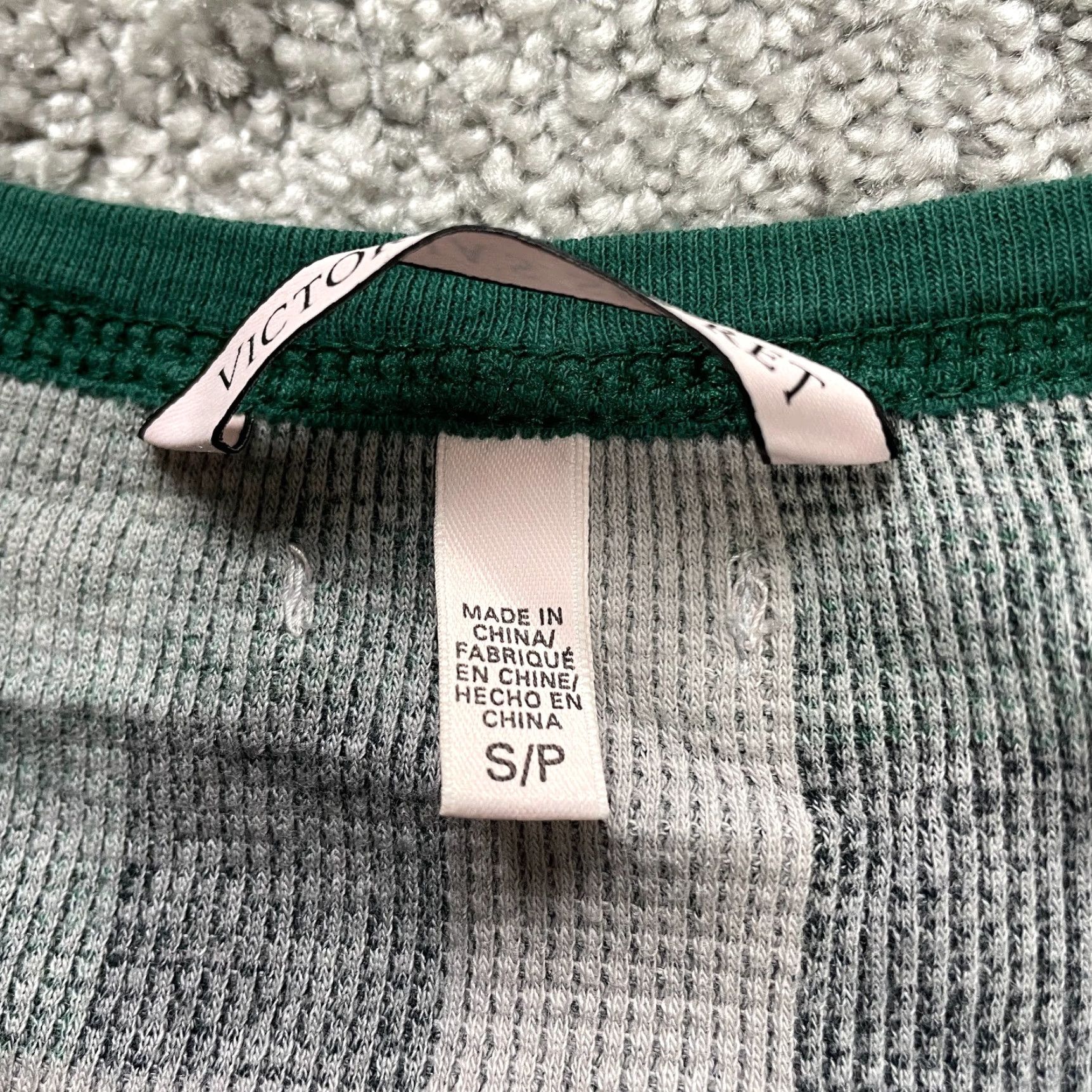 Victoria's Secret VINTAGE? No. Victoria's Secret Pajama Top Shirt Women S Green Plaid Knit Long Sleeve Round Neck Sleepwear Contemporary Classic Size S / US 4 / IT 40 - 5 Thumbnail
