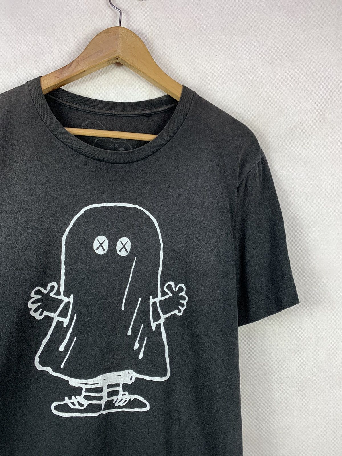 Kaws × Peanuts × Uniqlo Steals! Uniqlo Kaws Peanuts Snoopy Tee Streetwear Size US L / EU 52-54 / 3 - 2 Thumbnail