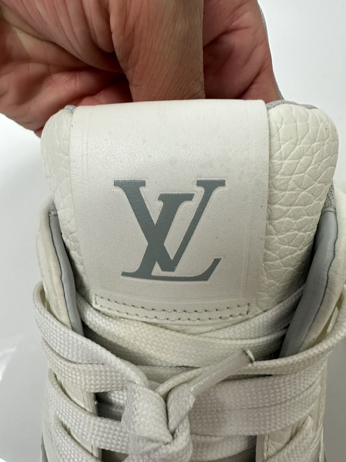 Louis Vuitton Louis Vuitton Trainer White/Grey Signature Size US 9.5 / EU 42-43 - 13 Thumbnail
