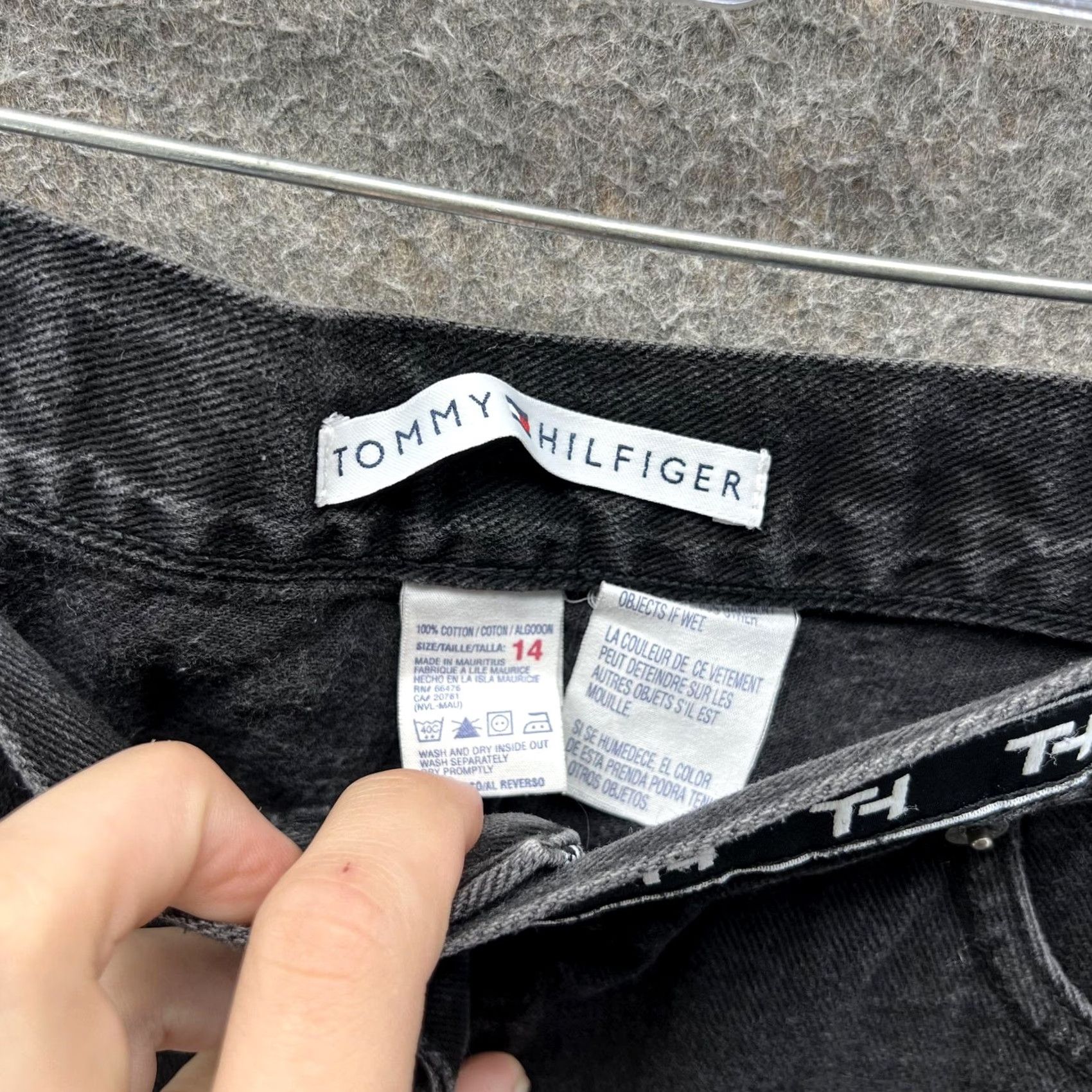 Tommy Hilfiger VINTAGE Tommy Hilfiger Shorts Women 14 Black Denim Logo Waistband High Rise 00s Cut-Off Denim Shorts Womens 14 Black Logo Size 36" / US 14 / IT 50 - 6 Thumbnail