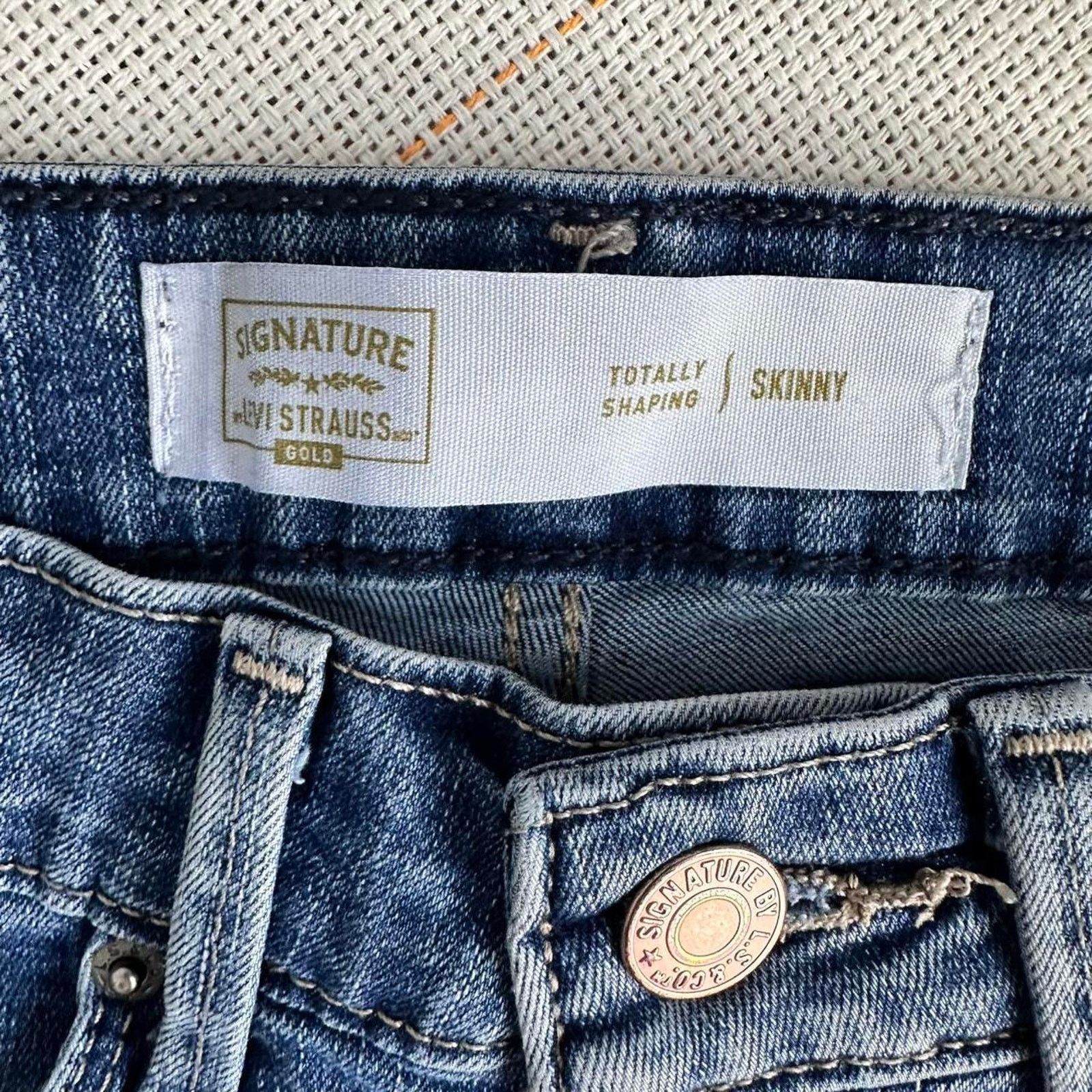 Levi's Signature Levi's Gold Strauss Totally Shaping Skinny Jeans Size 26" / US 2 / IT 38 - 4 Thumbnail
