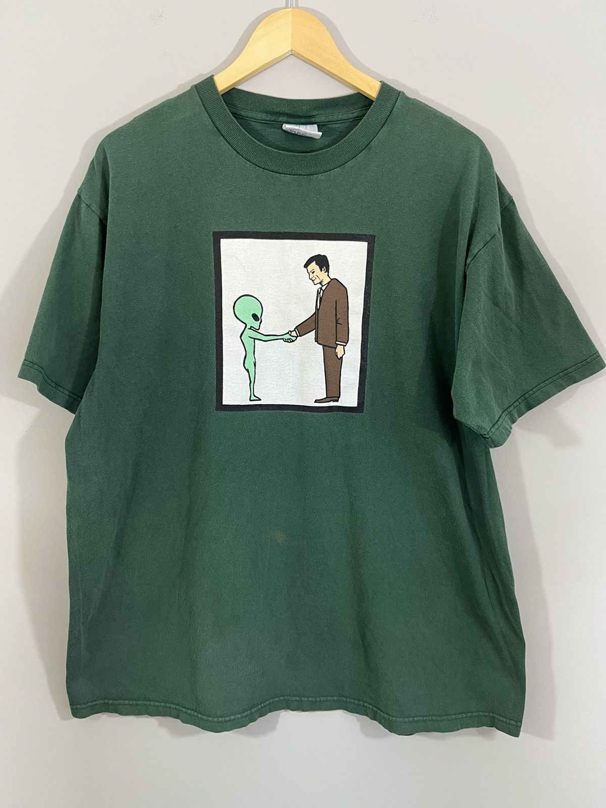 image of Vintage Alien Government Handshake Nice Man Tee in Green, Men's (Size XL)