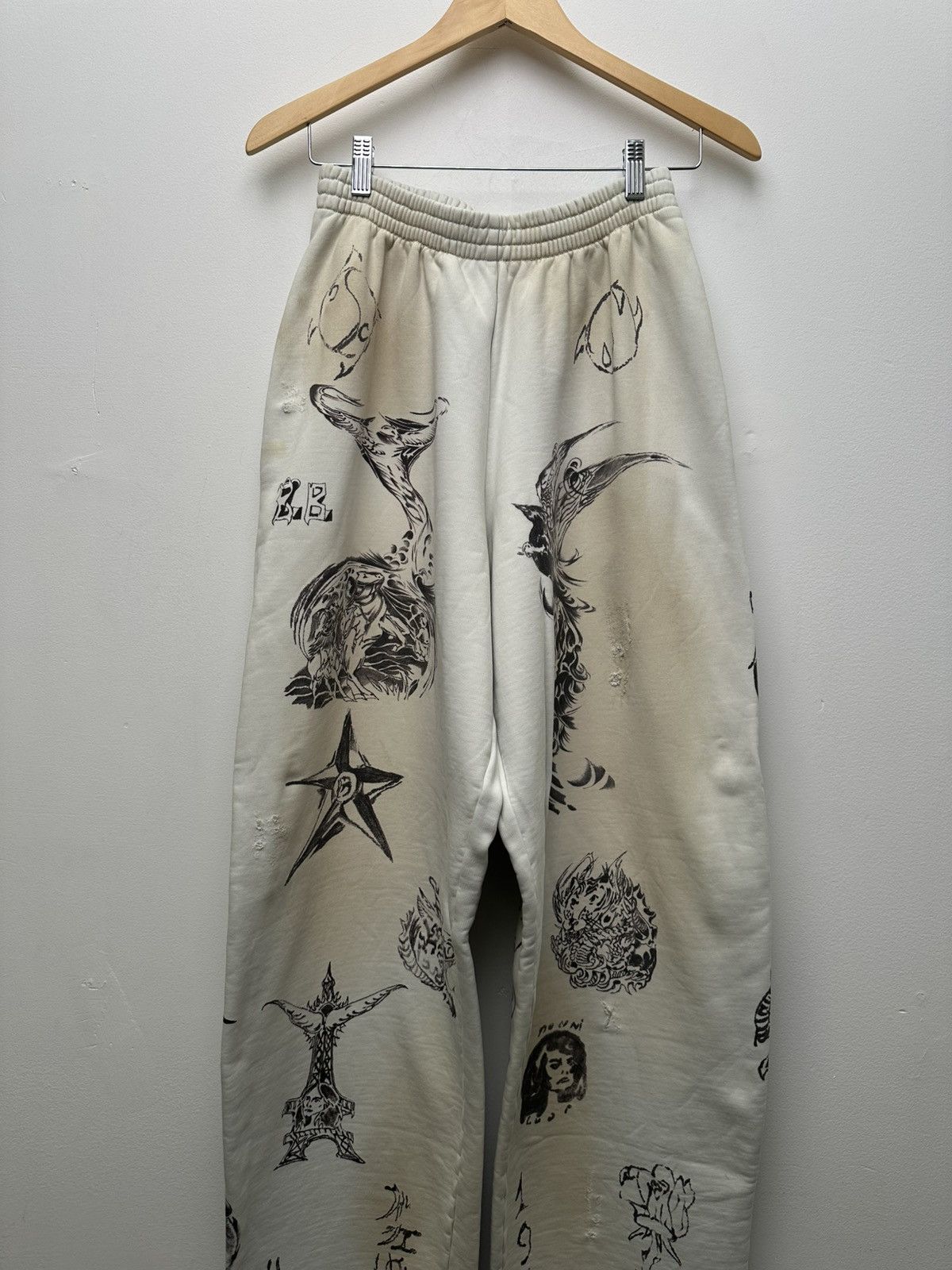 Balenciaga Balenciaga Cream Tattoo Sweatpants Size US 30 / EU 46 - 2 Thumbnail