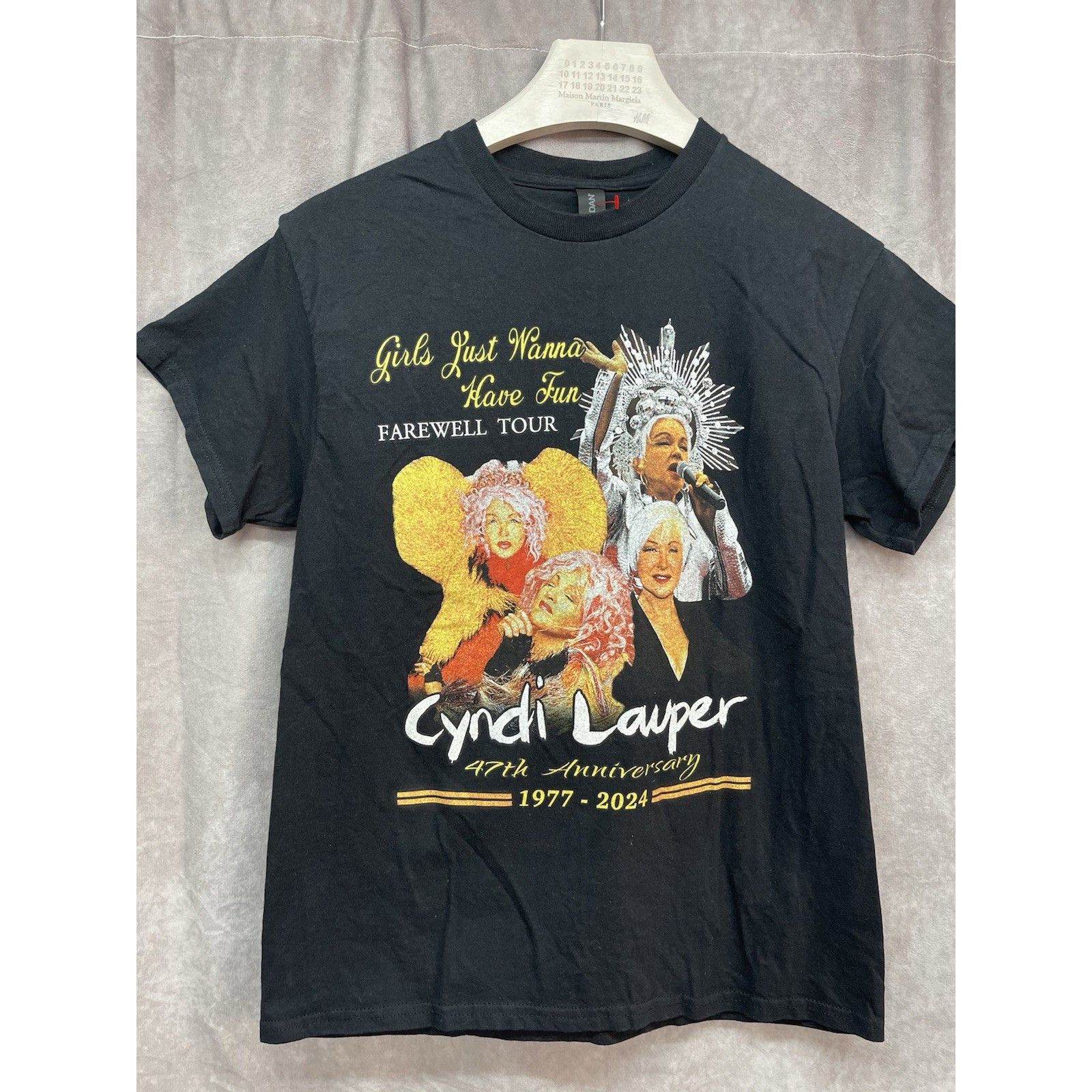Gildan Cyndi Lauper Farewell Tour 2024 Concert T-Shirt Medium Vinta Size US M / EU 48-50 / 2 - 2 Thumbnail