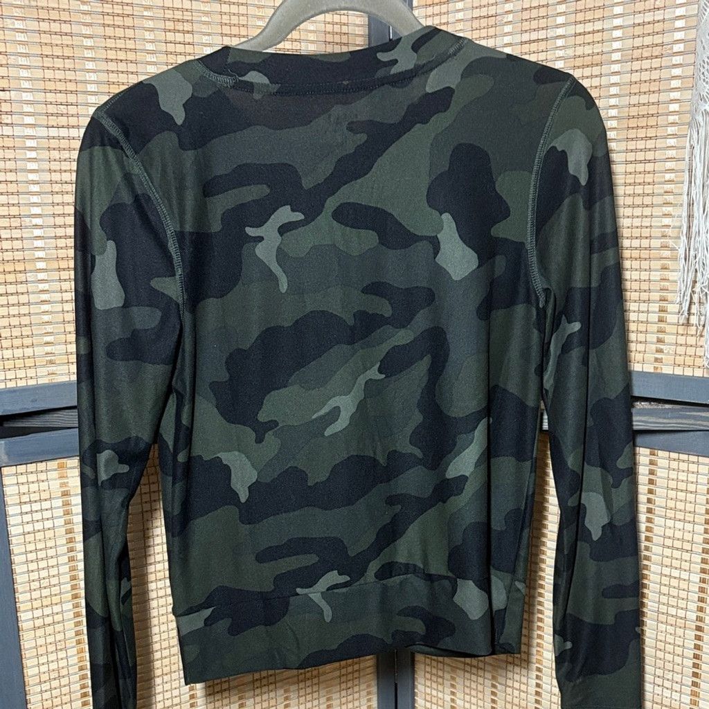 Old Navy Old Navy Breathe On Black & Green Camouflage Long Slv Top Size S / US 4 / IT 40 - 3 Thumbnail