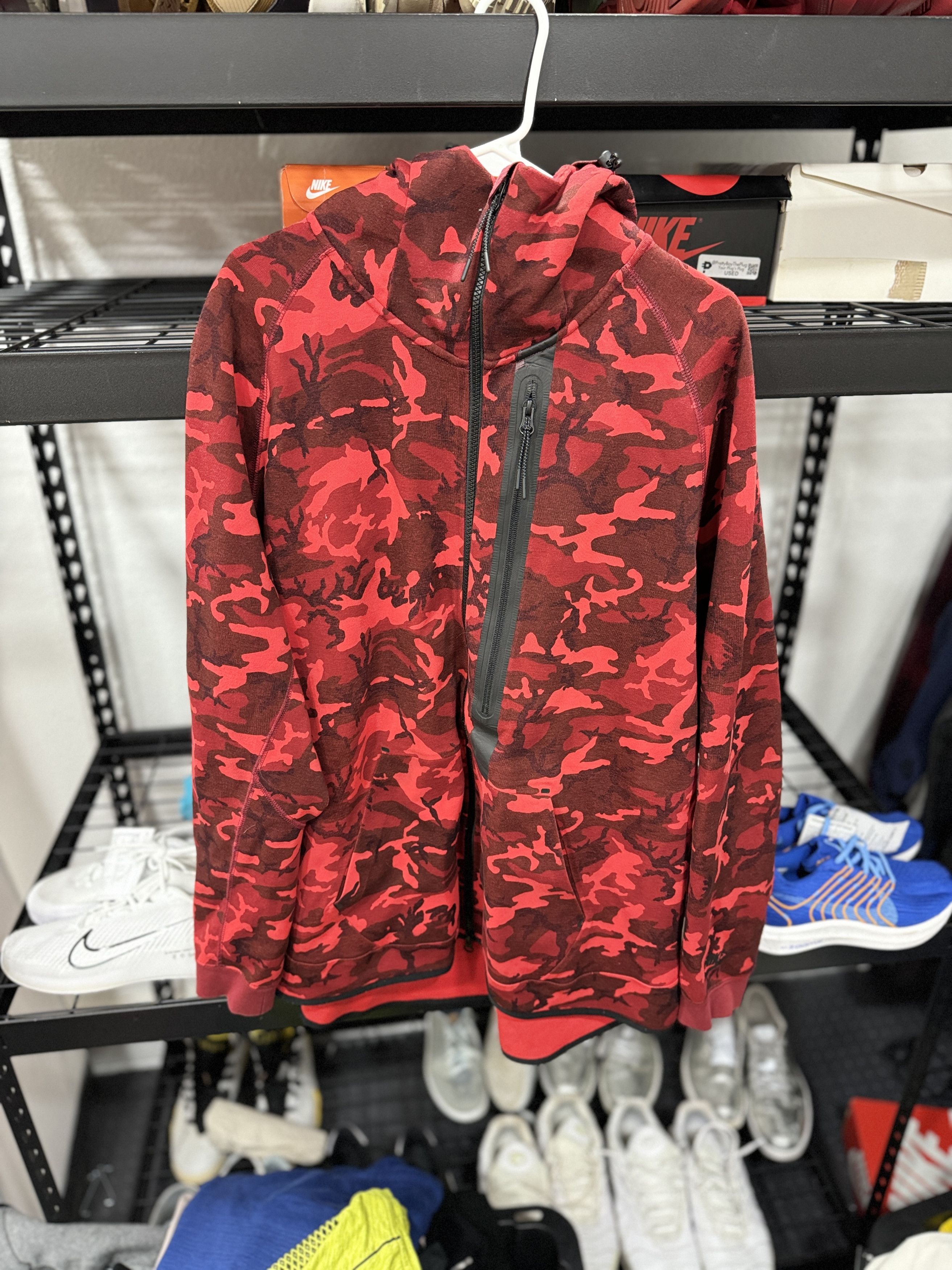 Red camo cheap nike tech