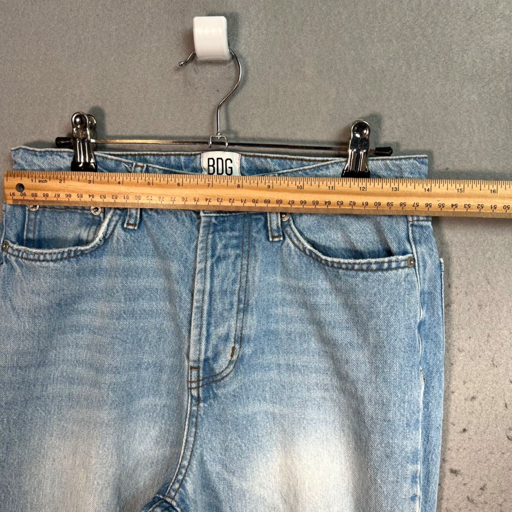Urban Outfitters BDG Urban Outfitters Slim Straight Distressed Light Wash Jeans Size 27 Frayed Womens Jeans 27distressed Slim Straight Blue 90s? Size 27" / US 4 / IT 40 - 5 Thumbnail