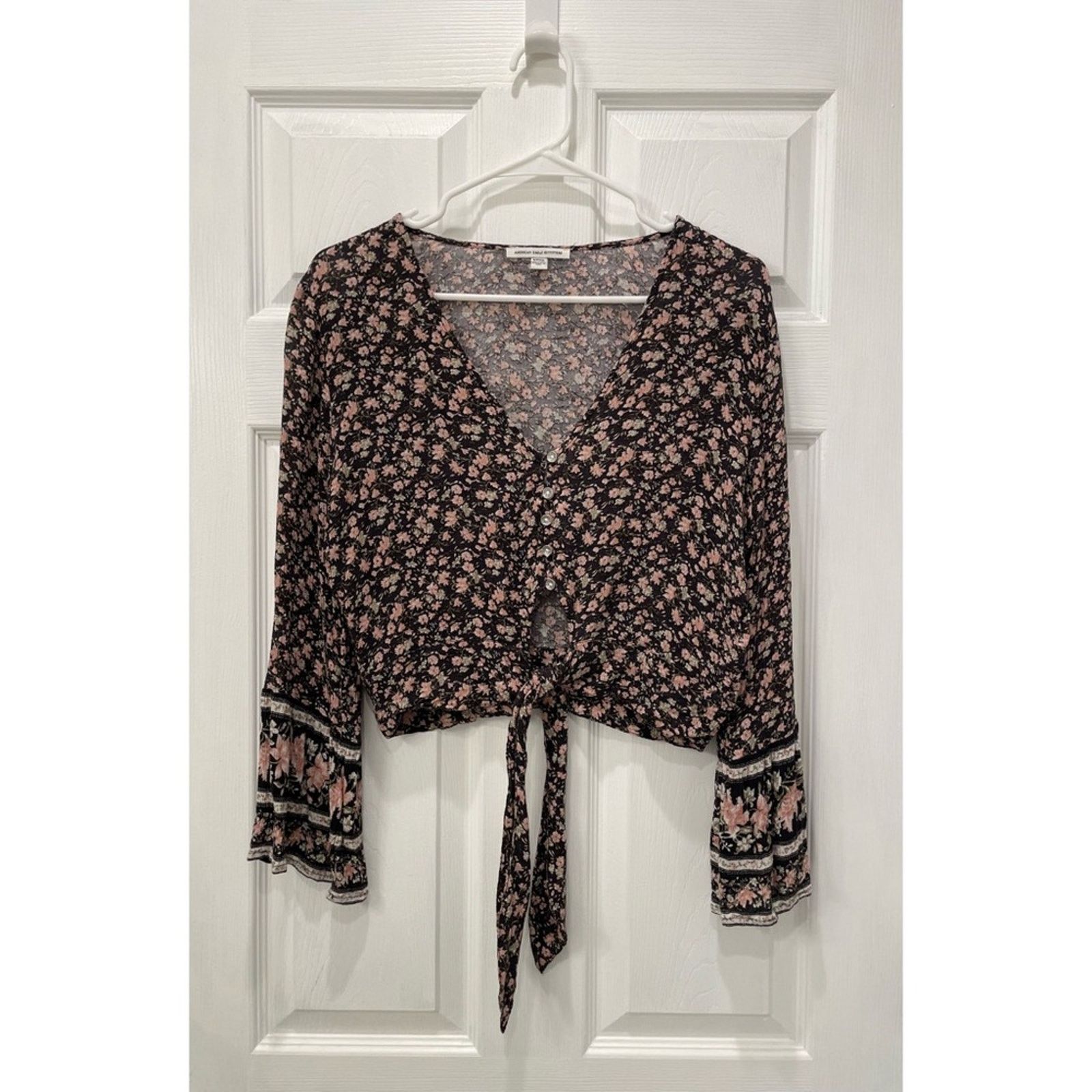American Eagle Outfitters American Eagle Outfitters Long Sleeve Floral Crop Top S Size S / US 4 / IT 40 - 1 Thumbnail