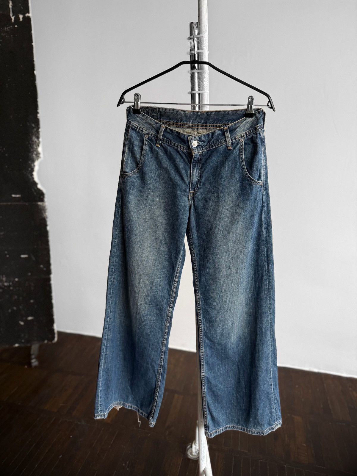 Levi's Vintage Clothing Levis Wmns Vintage Y2K Blue Denim Flap Pocket Wide Leg Jeans Size 30" / US 8 / IT 44 - 1 Thumbnail