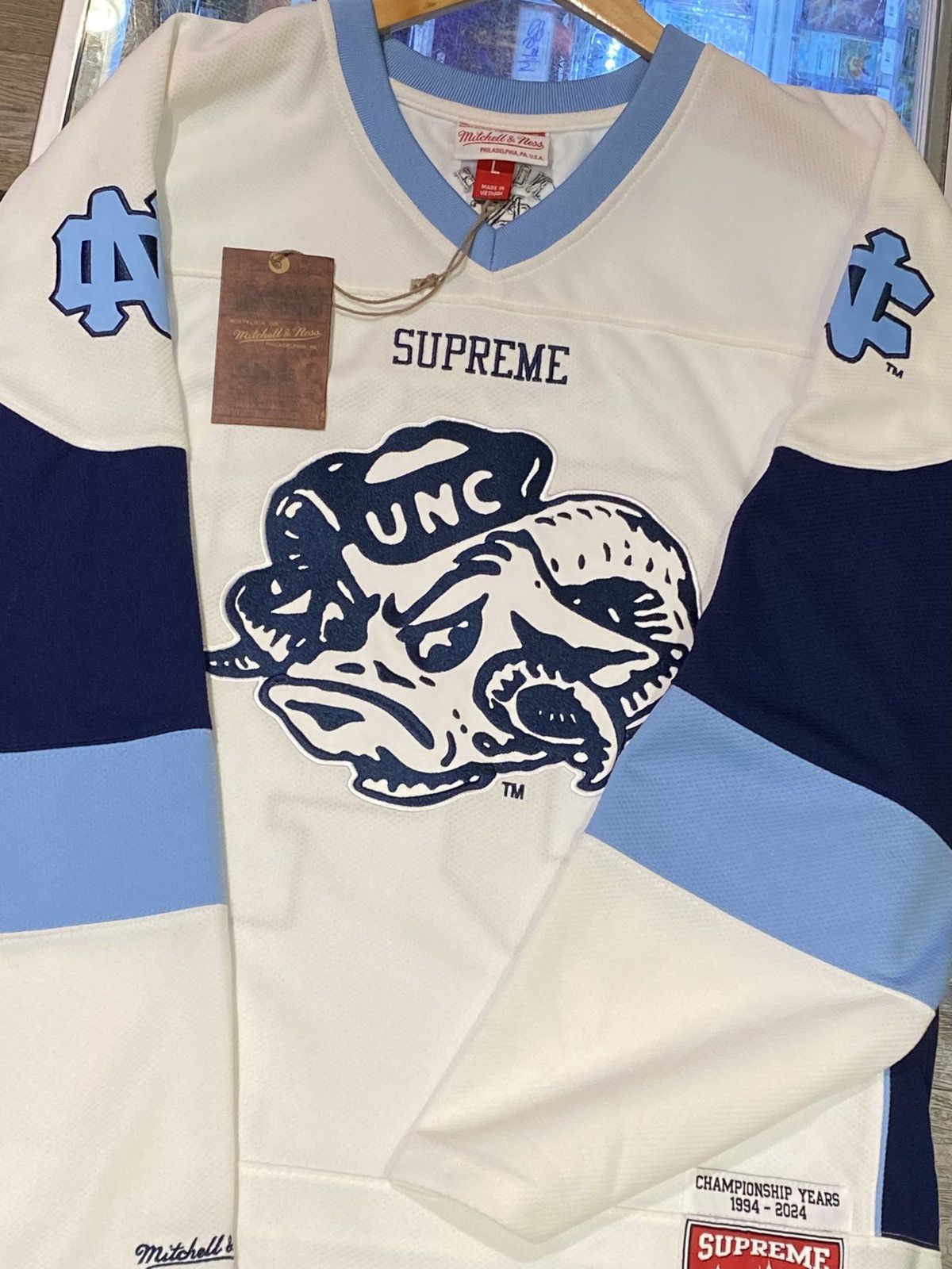 Mitchell & Ness × NCAA × Supreme Supreme x Mitchell & Ness UNC Hockey jersey Size US L / EU 52-54 / 3 - 1 Thumbnail