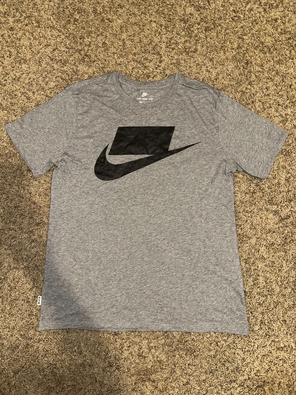 Nike Nike Sportswear Men’s Innovation Futura Blocked Logo Grey/Black T-Shirt Size US L / EU 52-54 / 3 - 1 Thumbnail