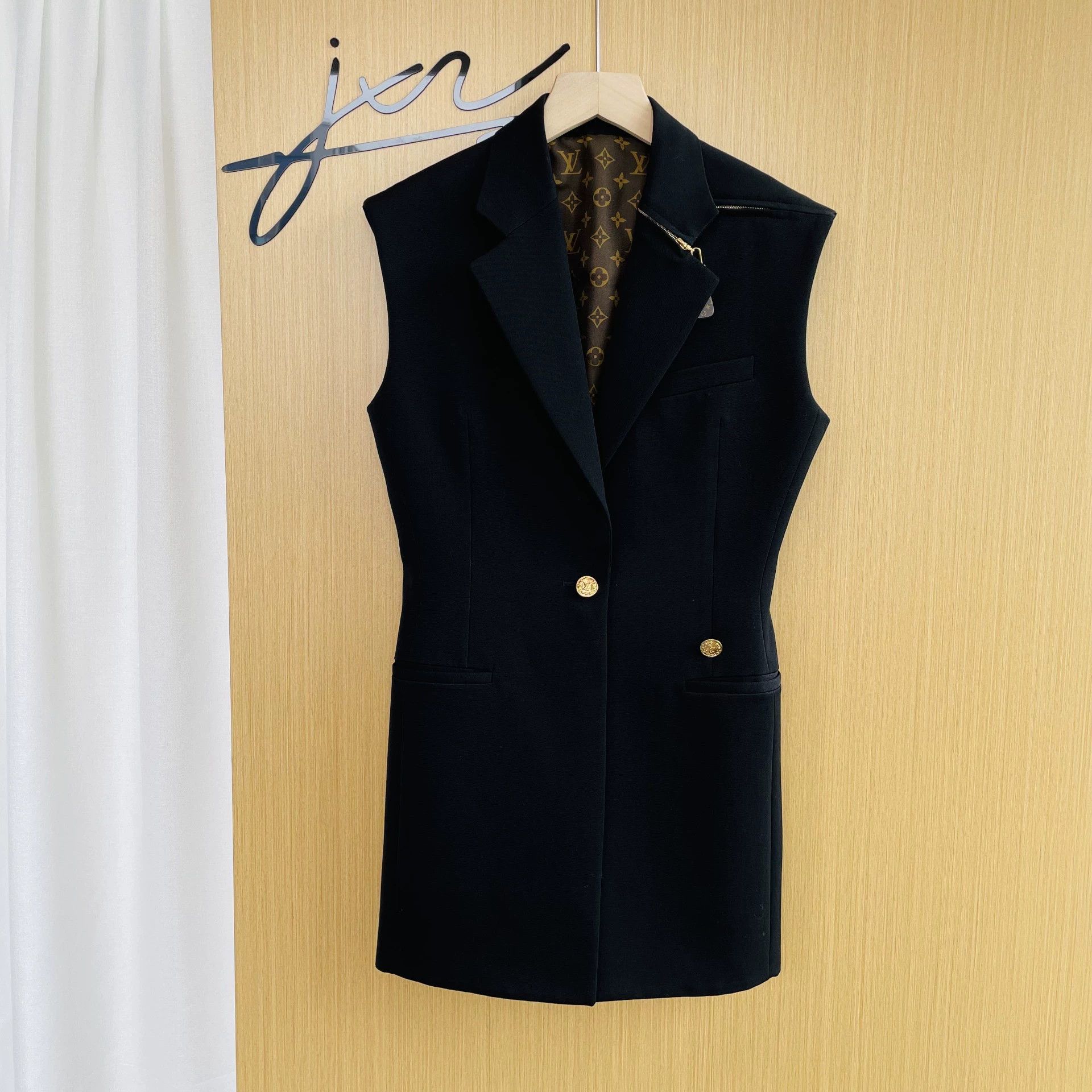 Louis Vuitton LOUIS VUITTON Women's Lapel Single-Button Blazer Black 34 Size XS / US 0-2 / IT 36-38 - 1 Thumbnail