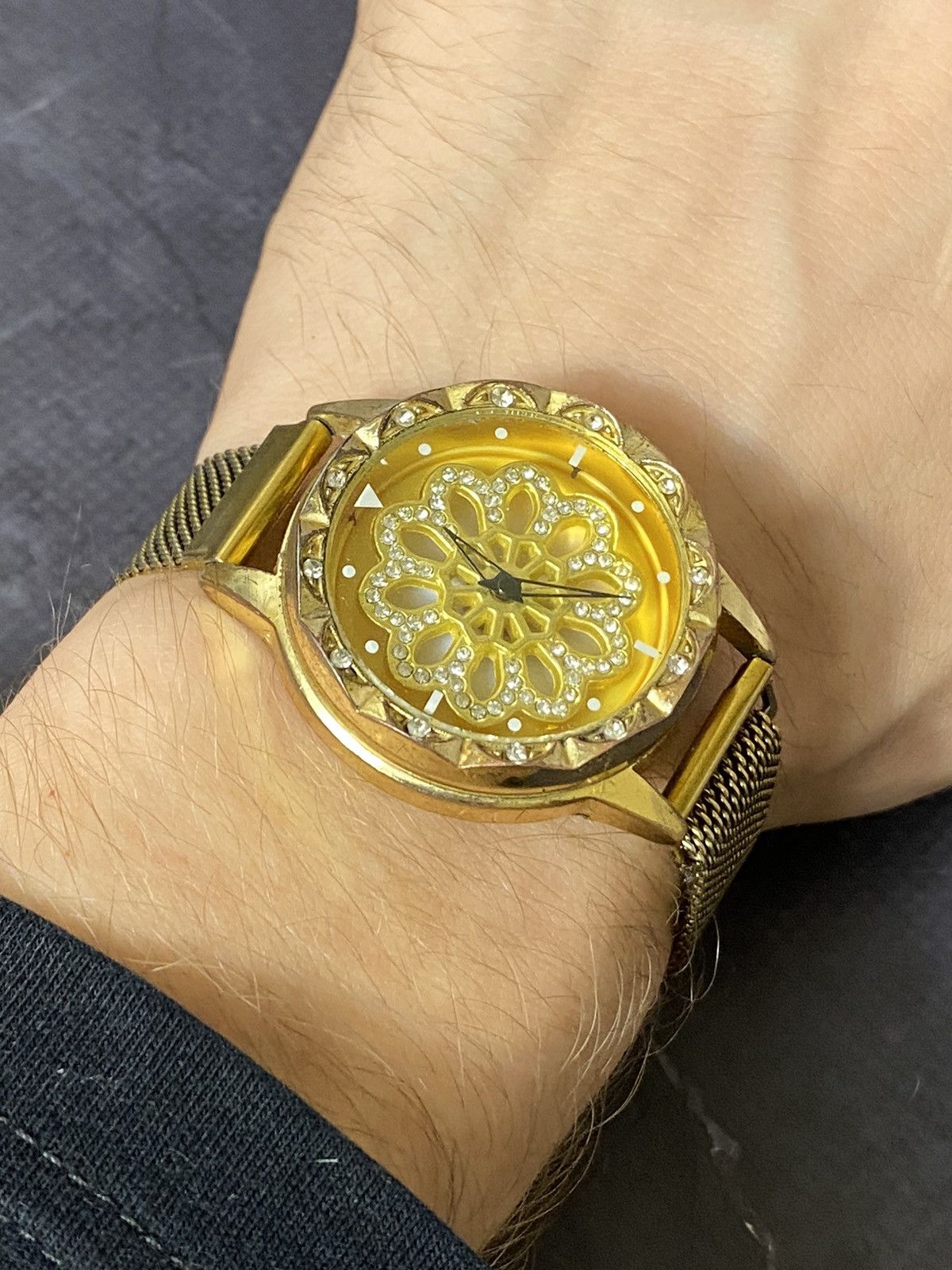 Japanese Brand Vintage Spinning Flower Dial Watch Size ONE SIZE - 4 Thumbnail