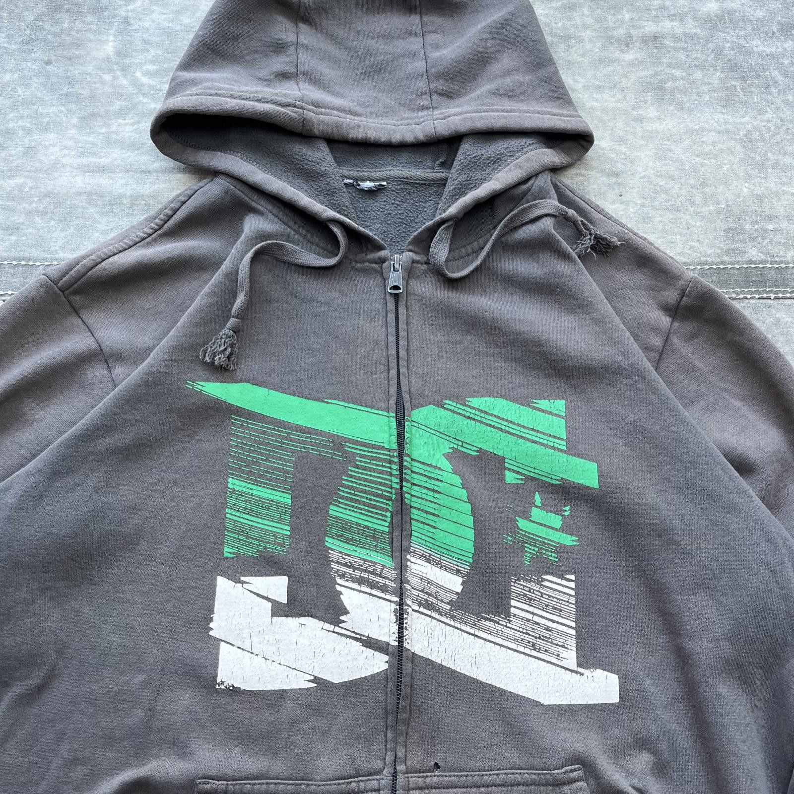 Vintage Vintage Y2K DC Shoes Faded Skate Grunge Full Zip Hoodie Size US XL / EU 56 / 4 - 2 Thumbnail