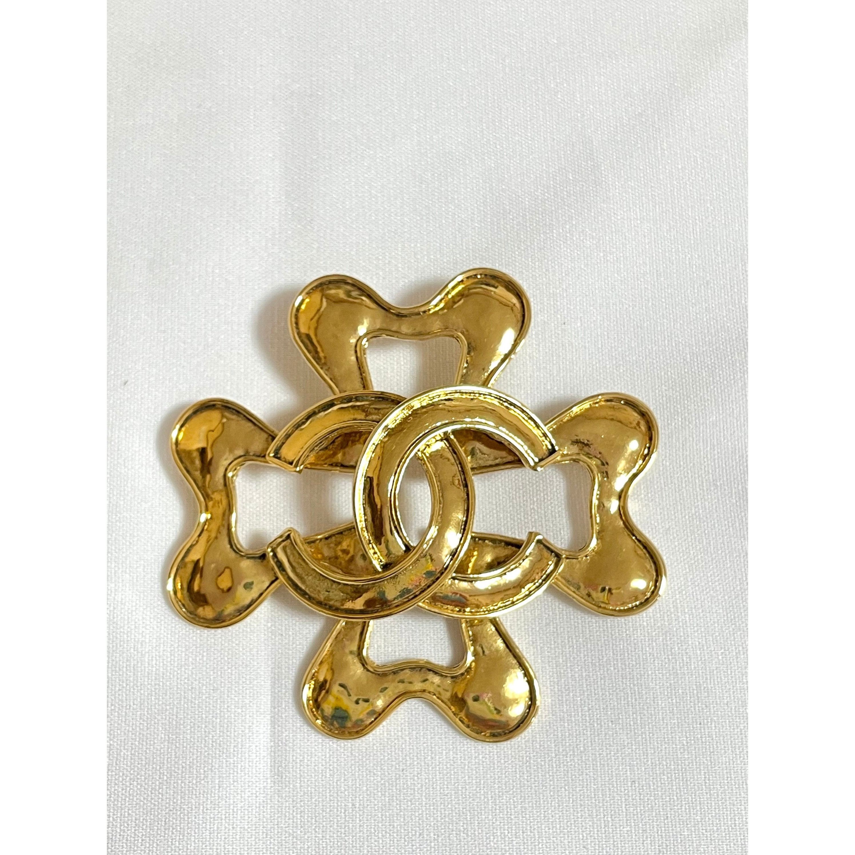 Chanel Vintage Chanel large flower clover brooch with CC mark. Size ONE SIZE - 7 Thumbnail