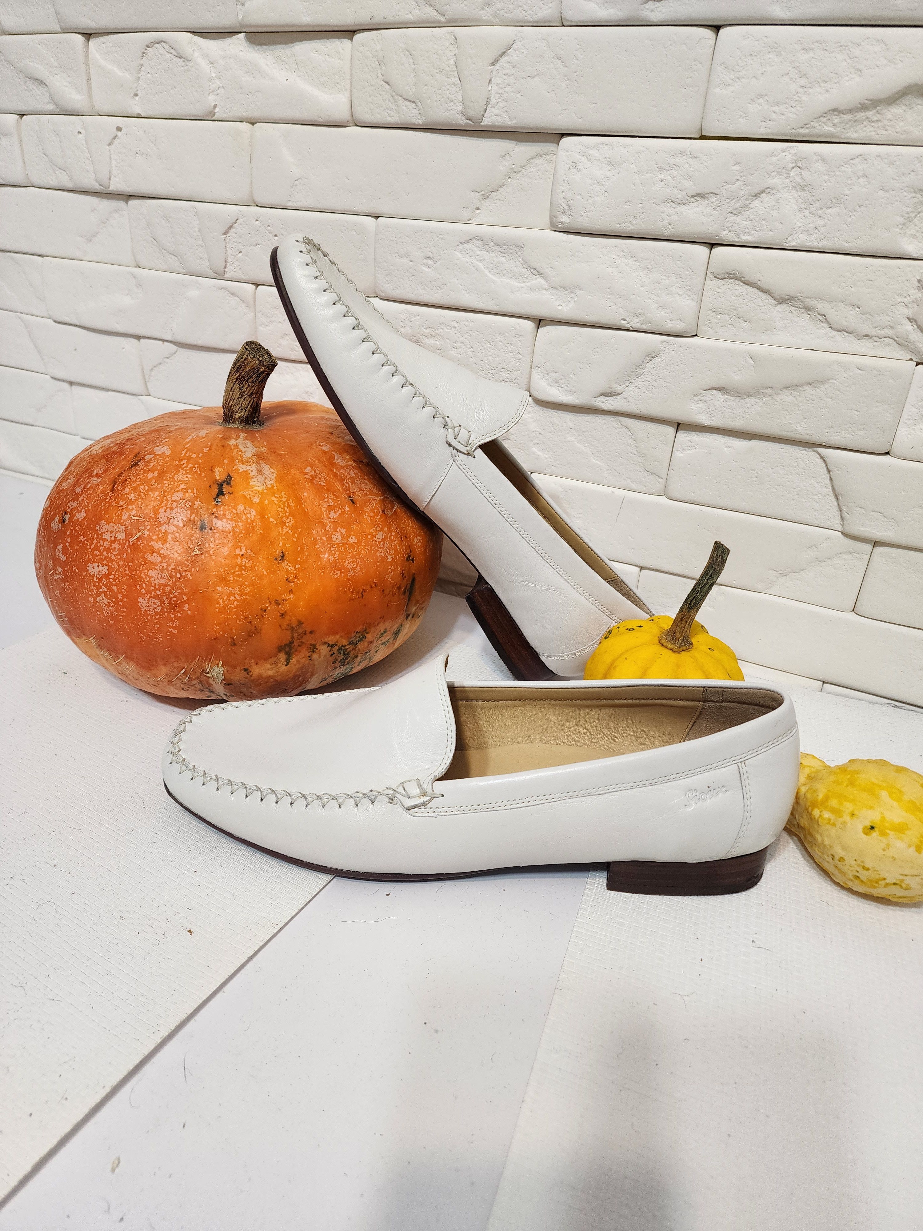 Uniqlo White Leather Shoes: Men's Classic Design Size US 10 / EU 43 - 2 Thumbnail