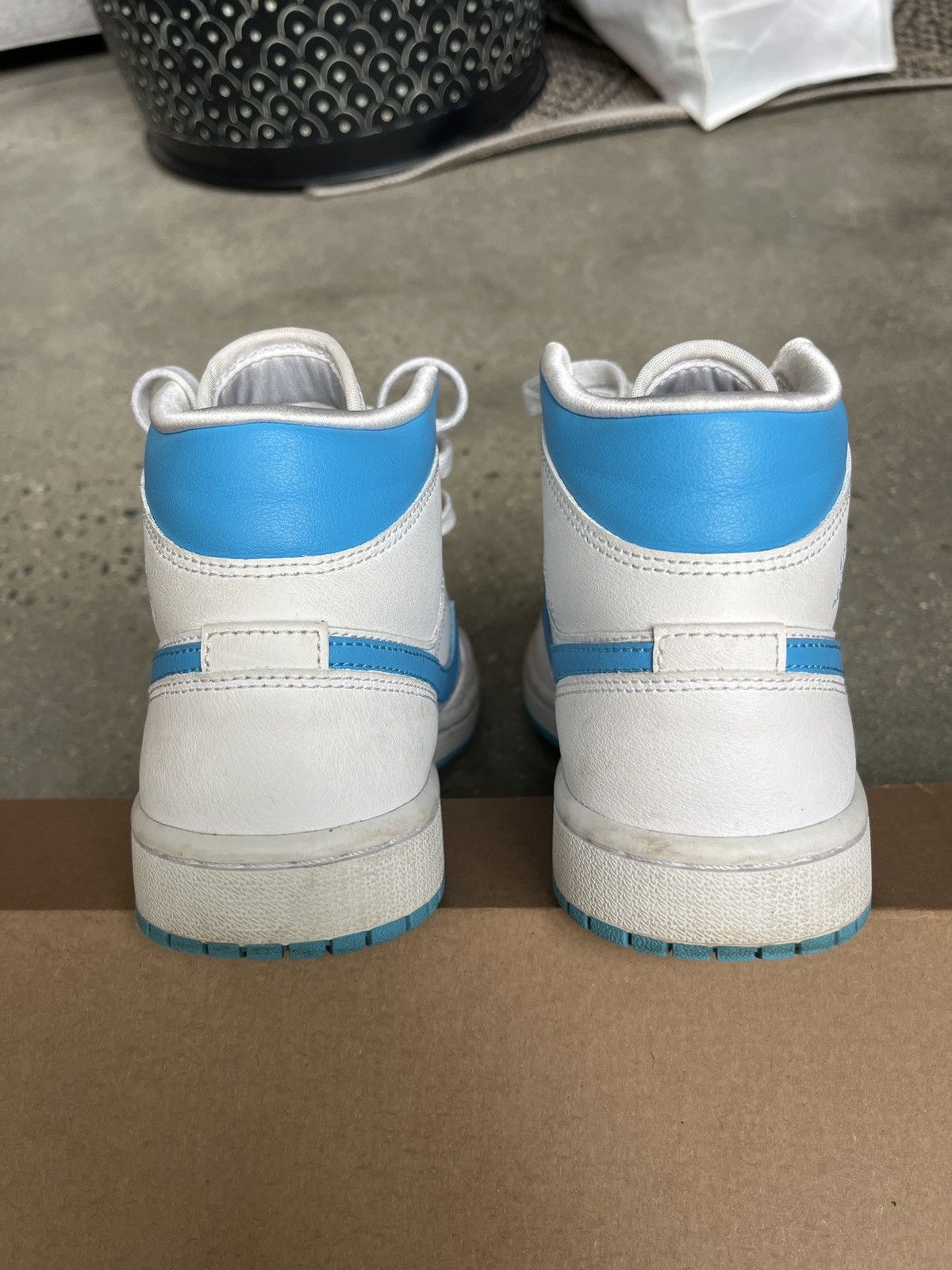 Jordan Brand × Nike Air Jordan 1 Mid UNC Women’s Size US 6 / IT 36 - 4 Thumbnail