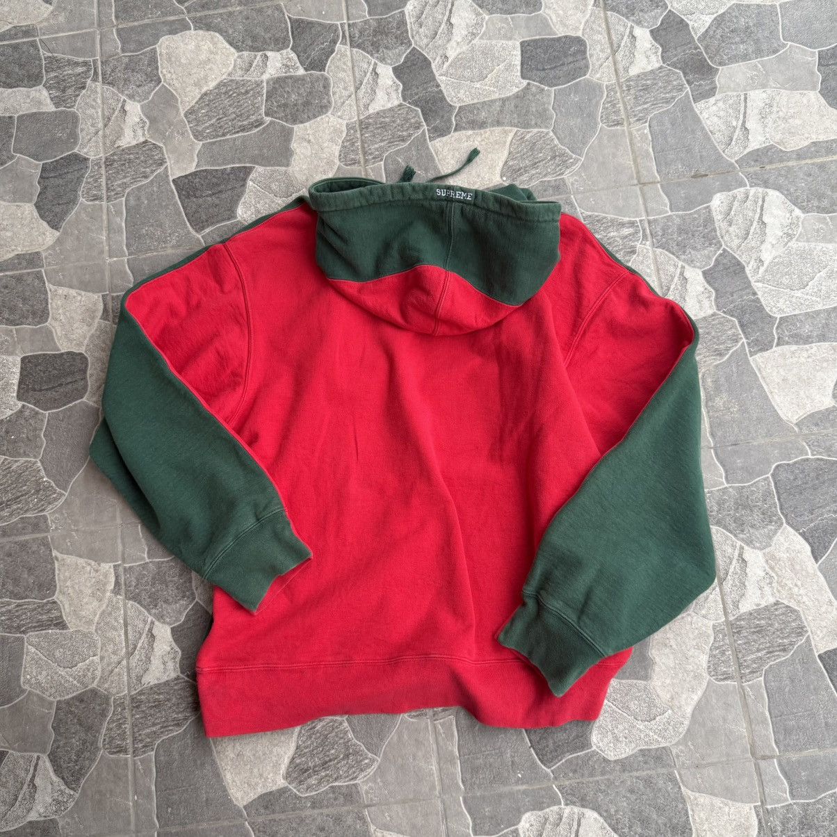 Supreme Supreme Logo S Split Red / Green Size US XL / EU 56 / 4 - 3 Thumbnail