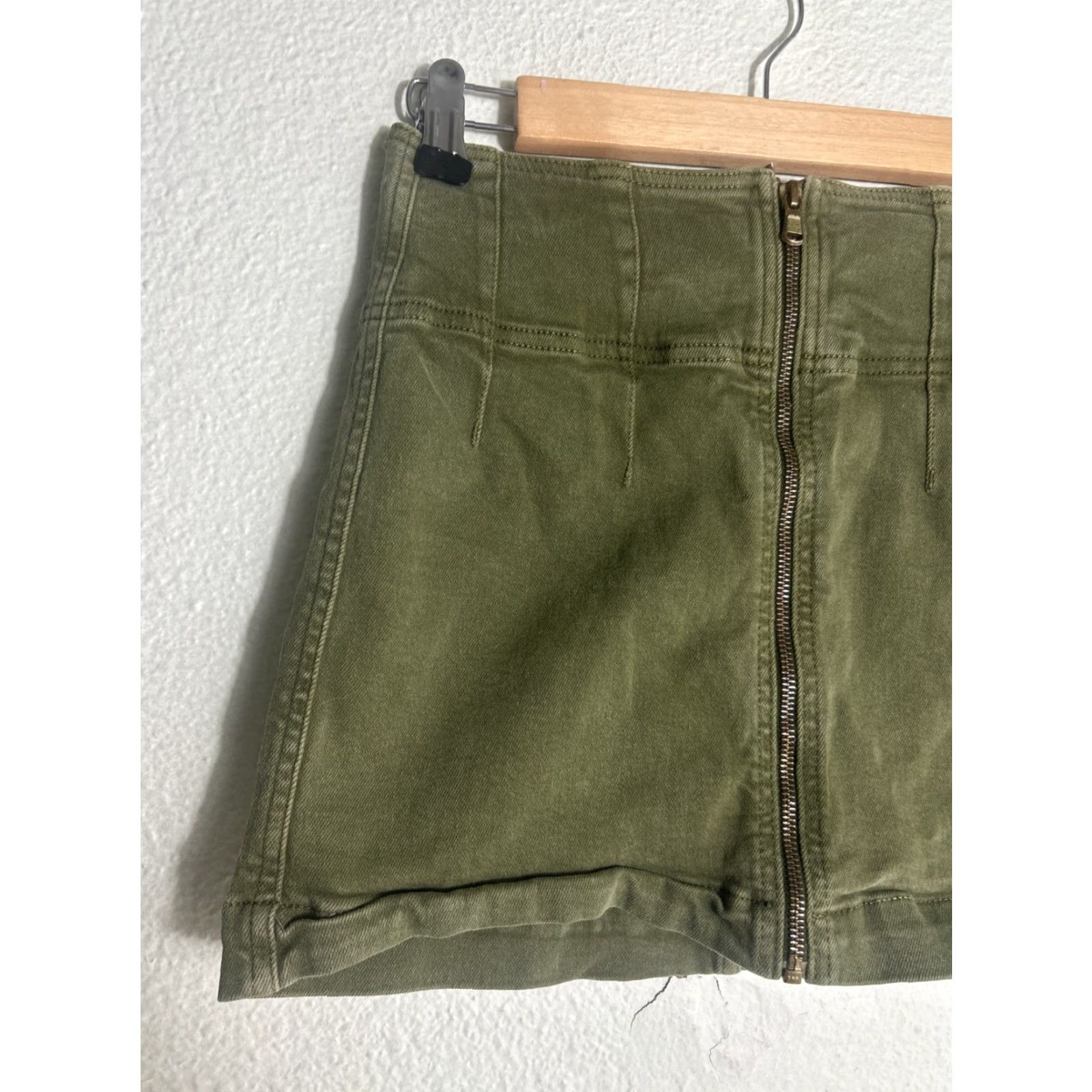Free People Free People Skirt Mini Womens 26x14 Army Green Zip Pocket Distressed All Seasons 90s Bohemian Festival Rock Band Modern Coastal Cowgirl Size 26" / US 2 / IT 38 - 2 Thumbnail