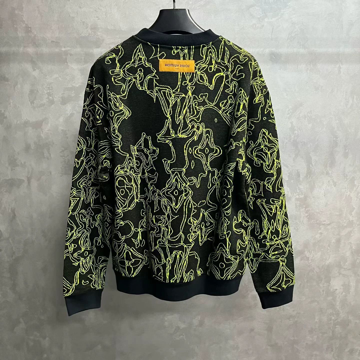 Louis Vuitton louis vuitton black logo embroidered sweatshirt Size US L / EU 52-54 / 3 - 5 Thumbnail